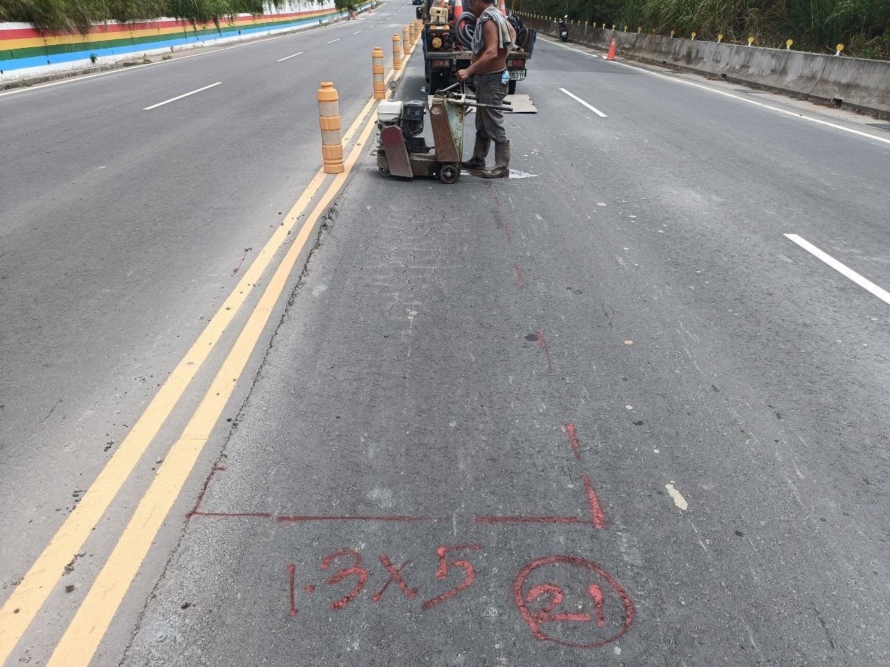 寶山鄉三峰路砂石車往來超負荷,路面受損整修。新竹縣政府提供