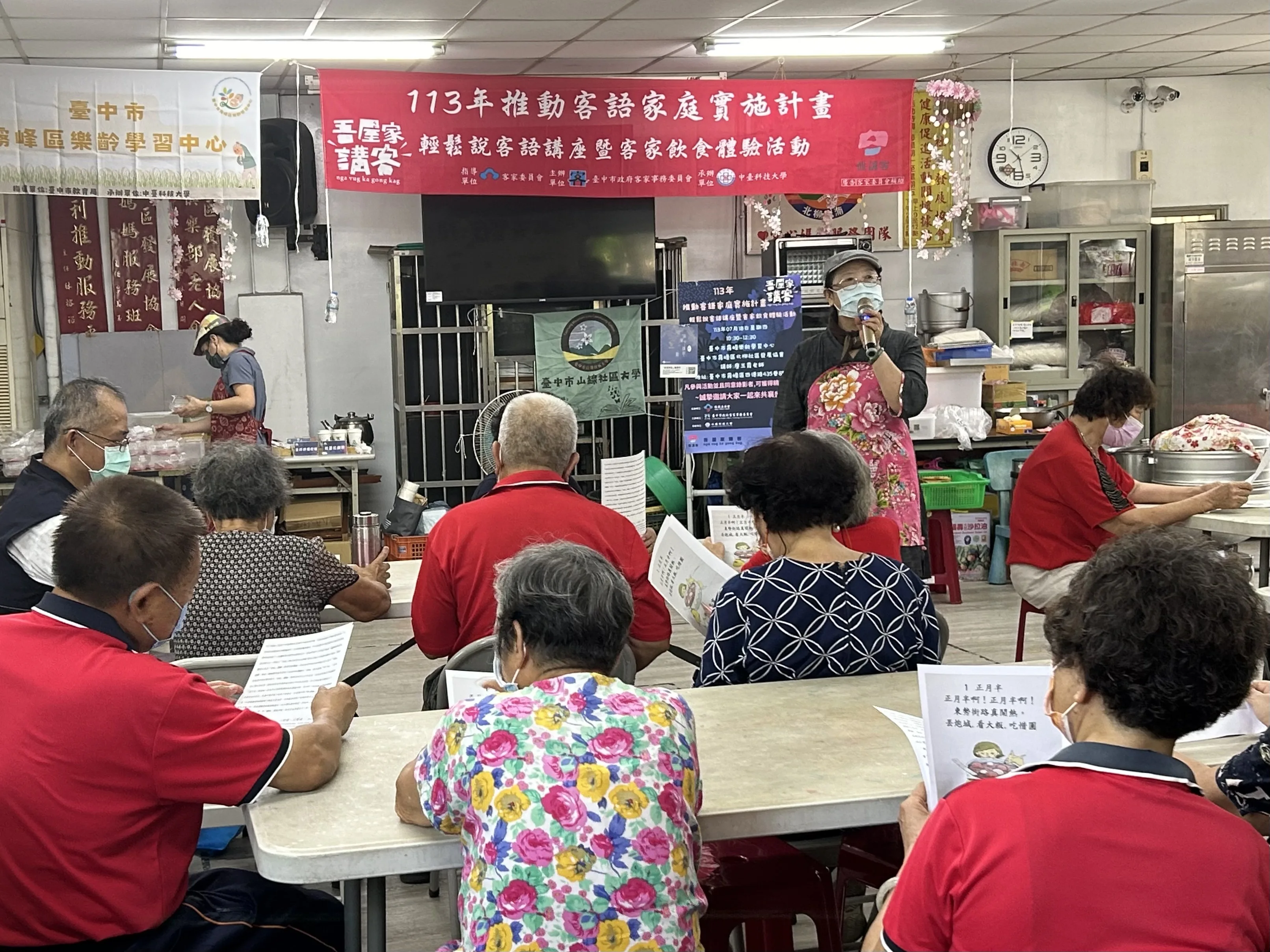 客家送暖　學員製作新丁粄送獨居長者