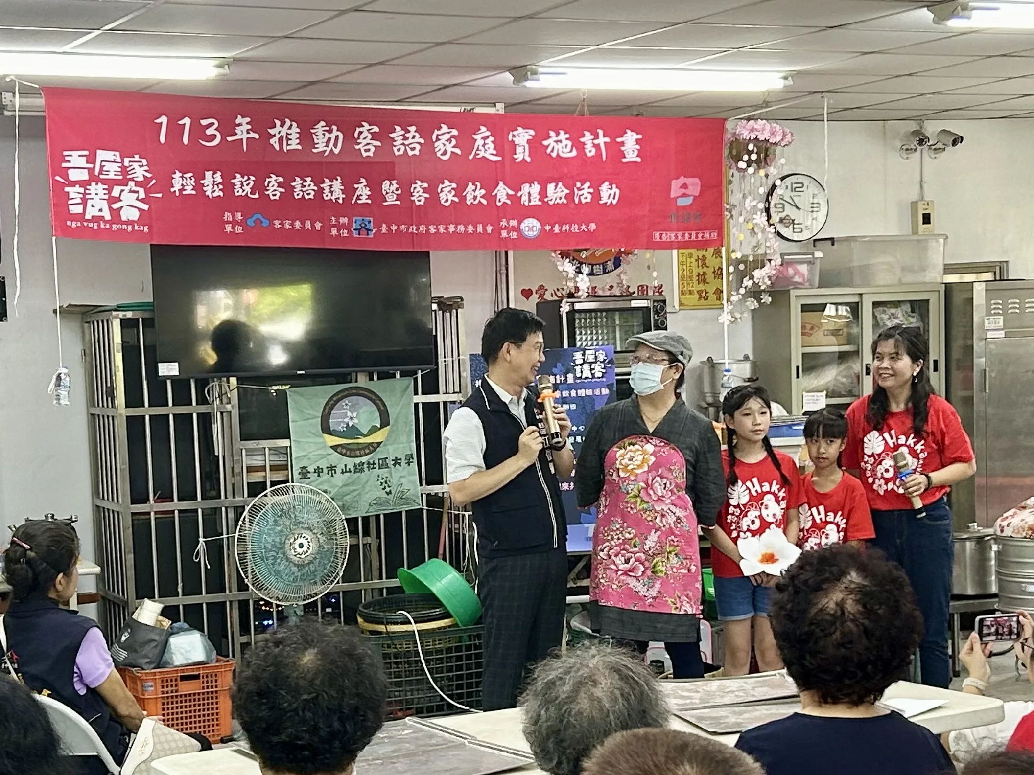 大里區張秀貞老師帶領美群國小的小朋友，演唱客語歌謠《看花》和《看桐花》。台中市政府客委會提供