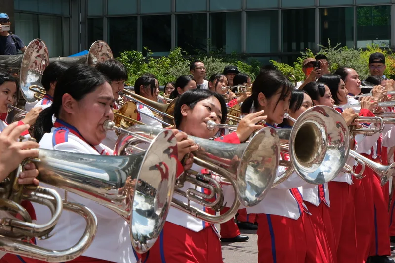 日本沖繩縣立西原高等學校行進樂隊19日上午在台北101購物中心前進行快閃表演，在豔陽下熱情演出。中央社