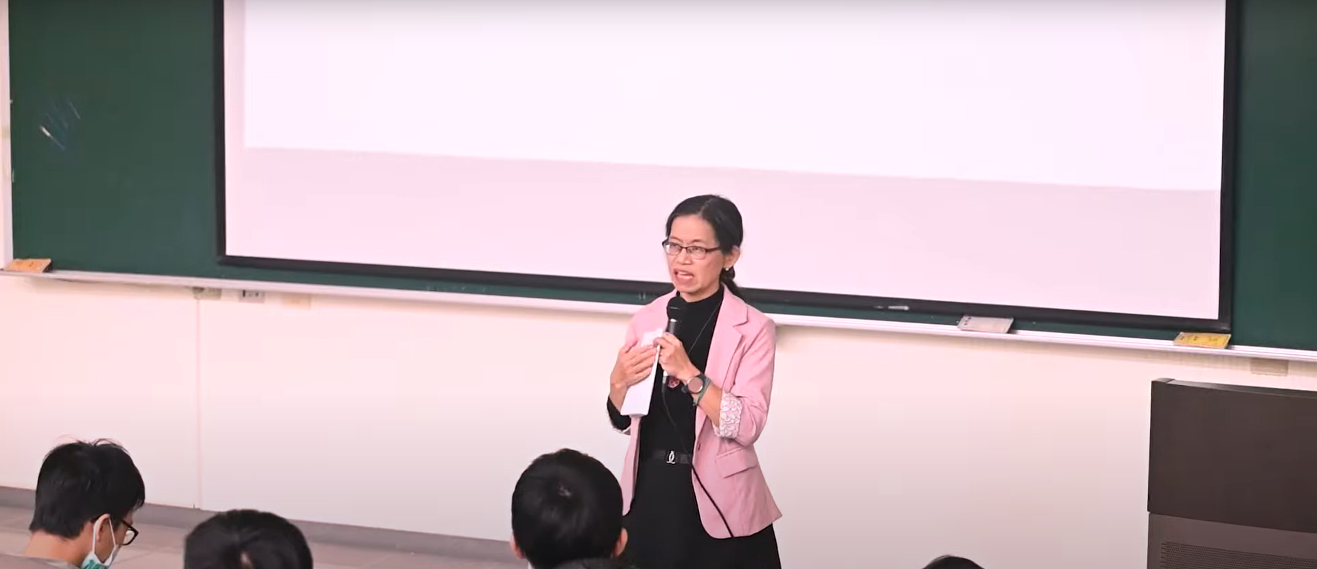 客語文學創作新詩首獎由投入教職多年的邱湘雲創作的〈灰鶴倒影〉獲得。翻攝本土語言傑出貢獻獎YouTube