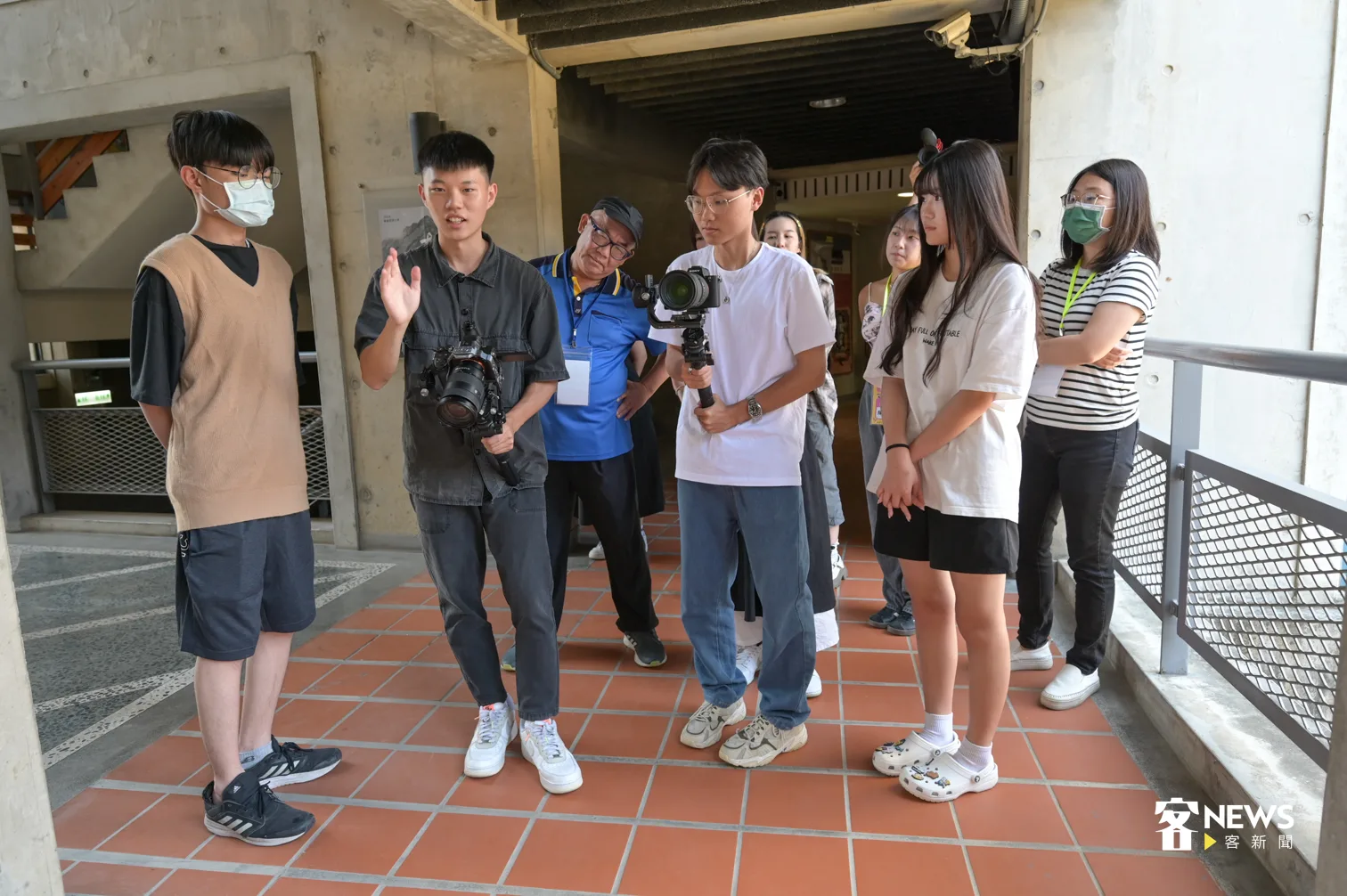 查理（左2）教學員使用穩定器。洪俊傑攝