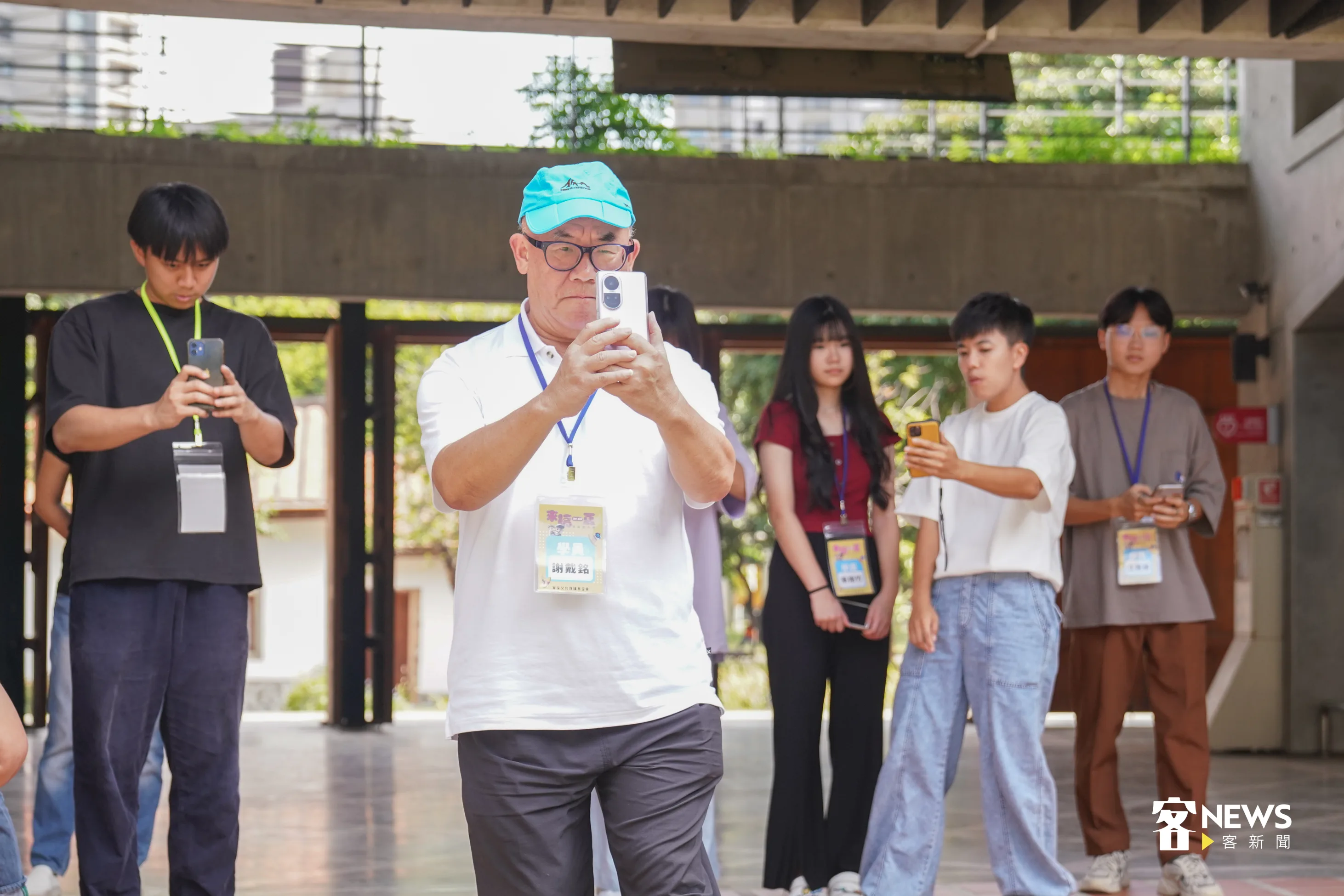 66歲學員謝戴銘，對短影音也特別感到興趣，練習講師教導的各種運鏡。洪俊傑攝