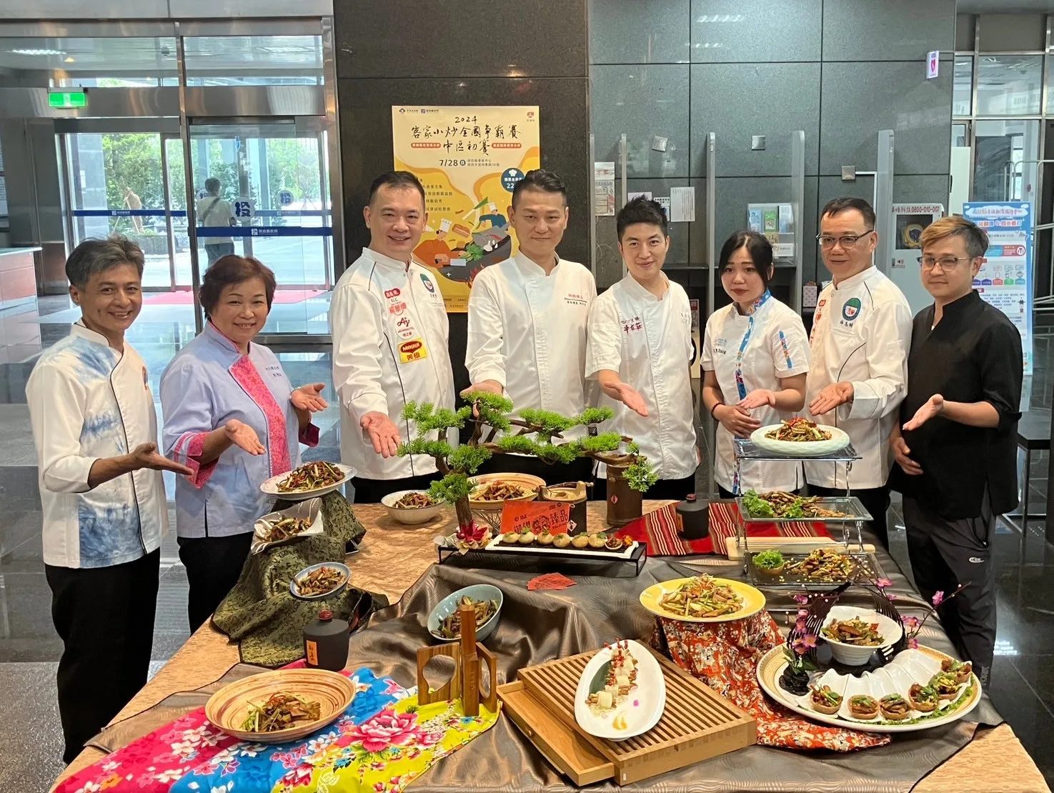 中區業者為記者會帶來「客家小炒主廚上菜秀」。台中市政府客家事務委員會提供