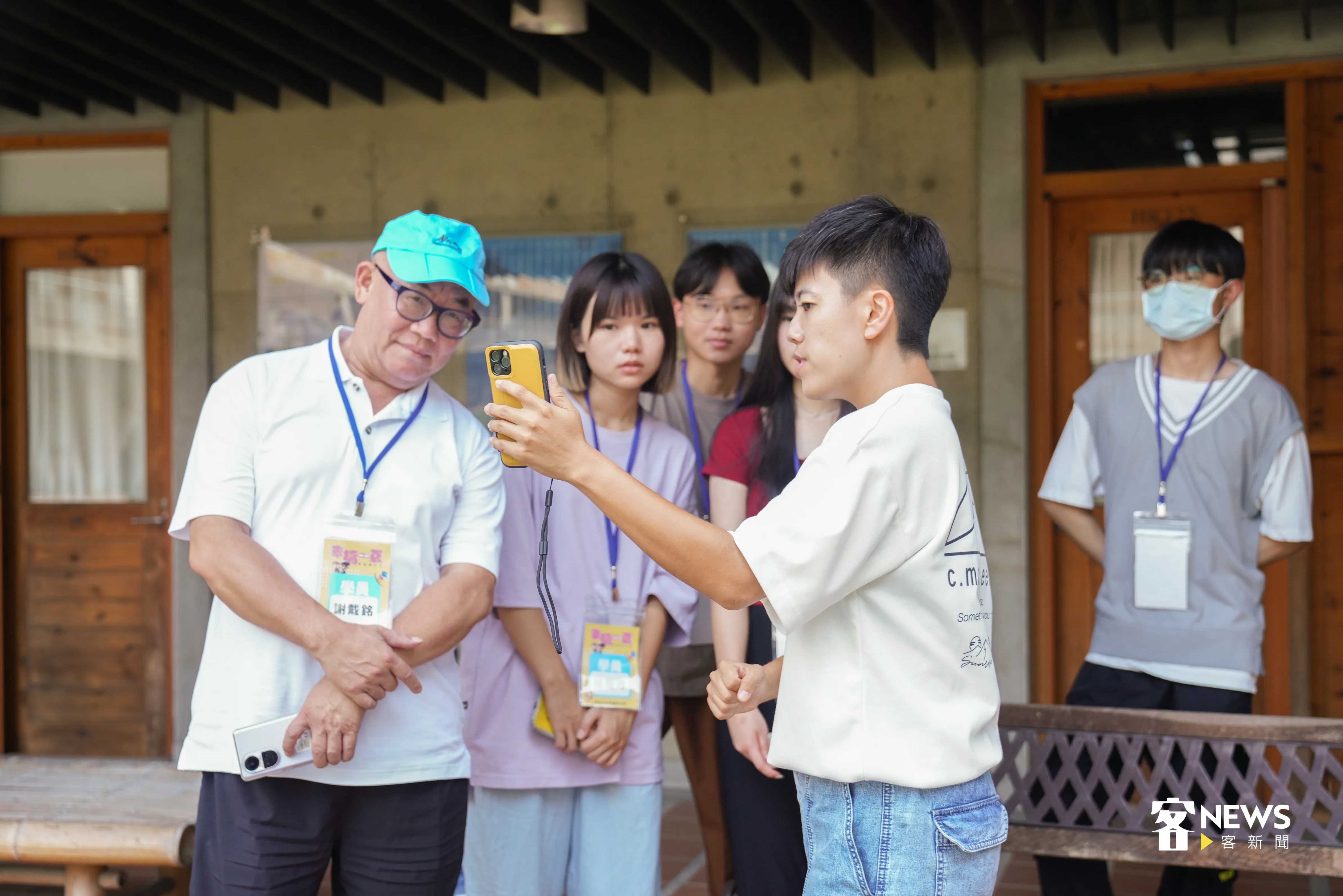 Fish帶學員在客院校園裡實際拍攝。洪俊傑攝