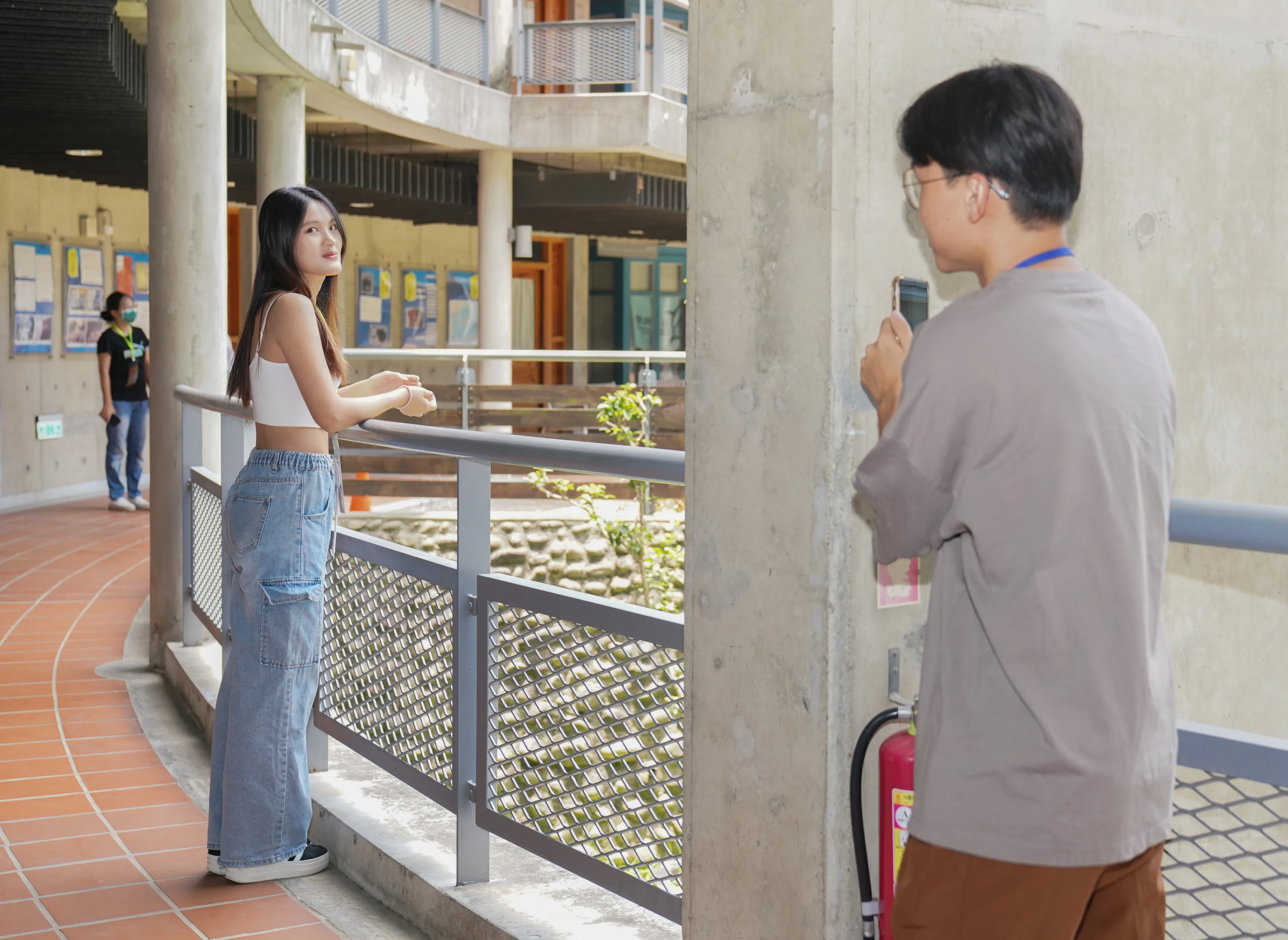 學員與小隊輔練習拍攝。洪俊傑攝