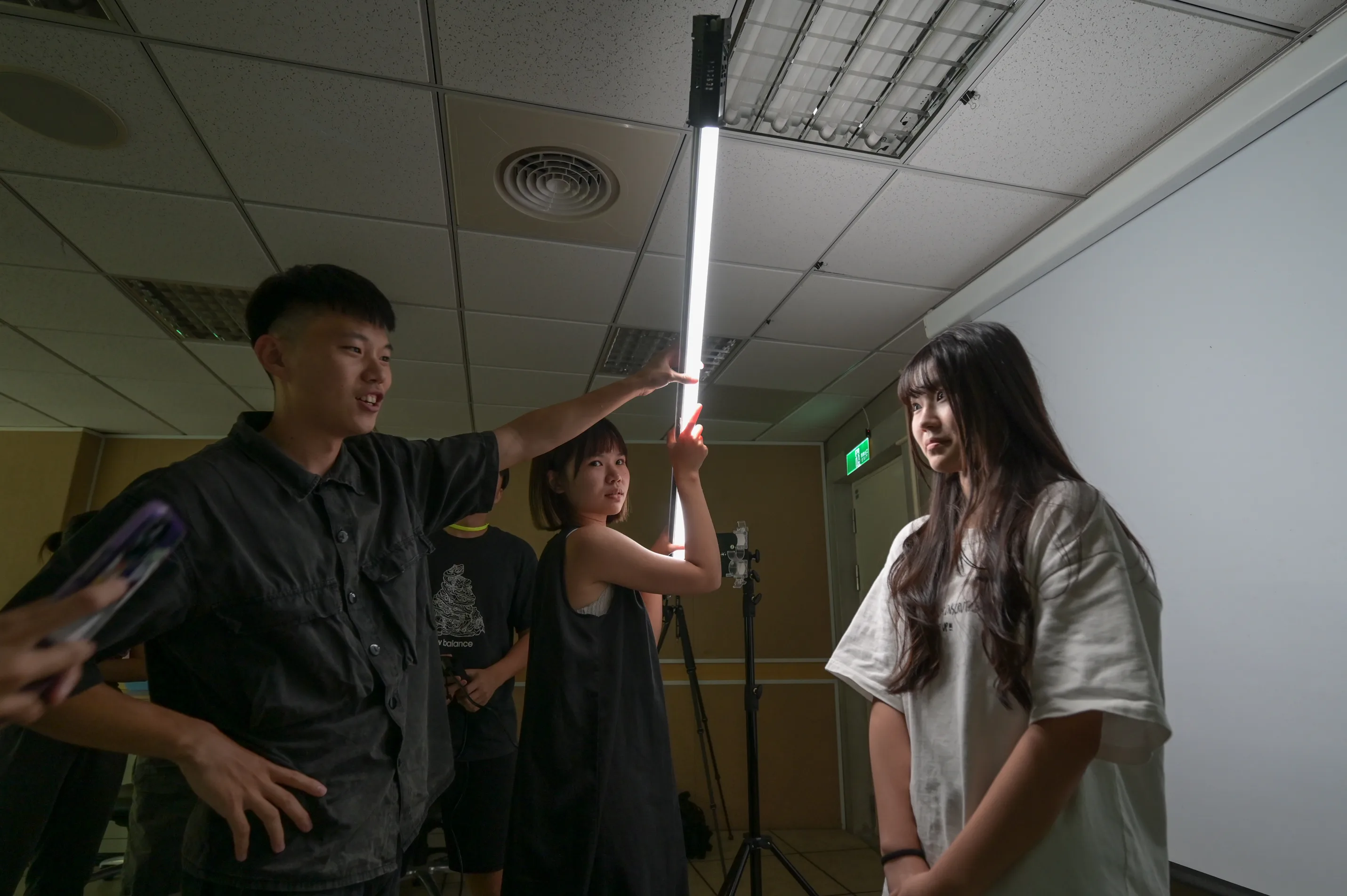 查理（左）教學員操作打燈與觀察光影變化。洪俊傑攝