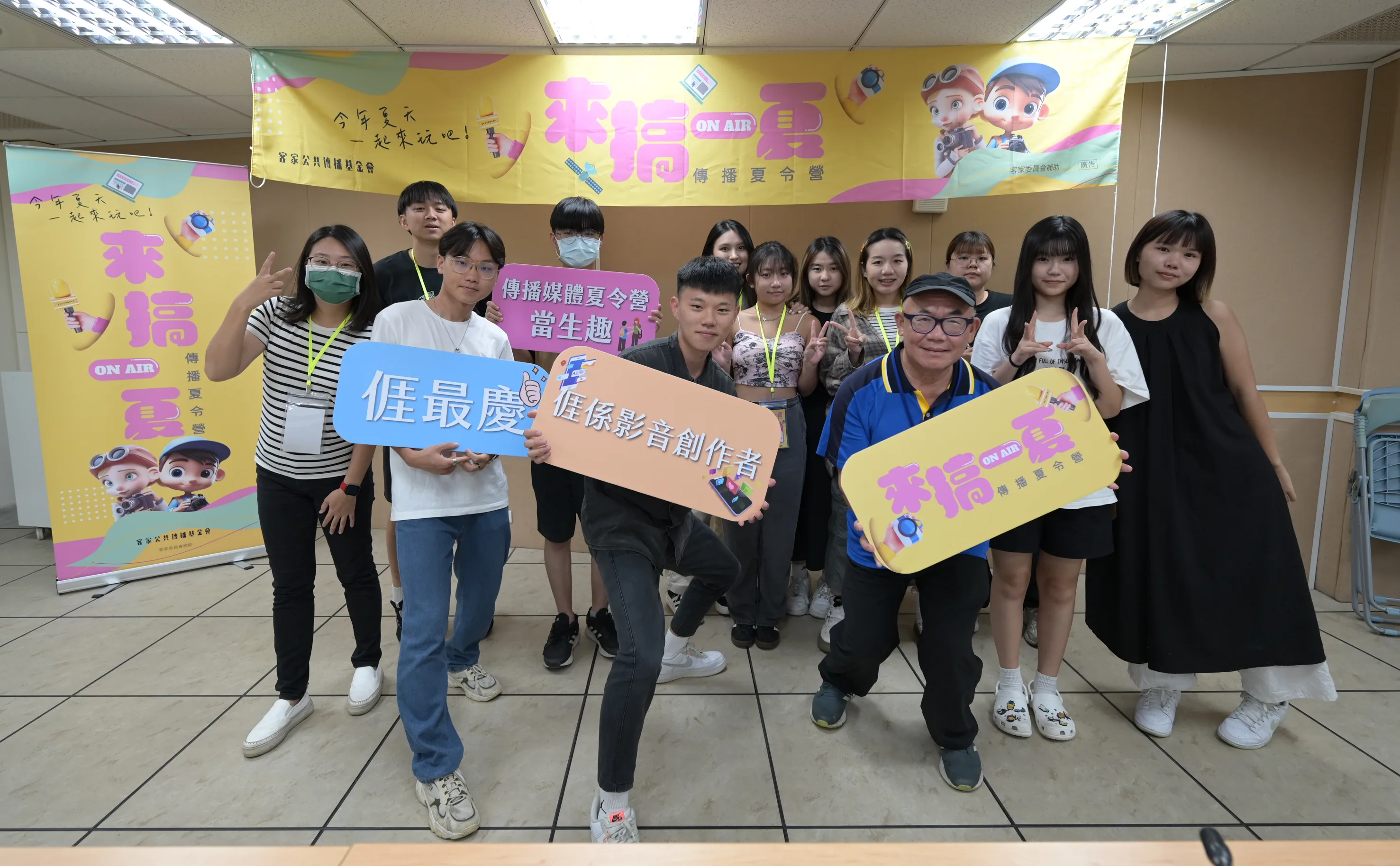 學員小隊輔與講師查理合影。洪俊傑攝