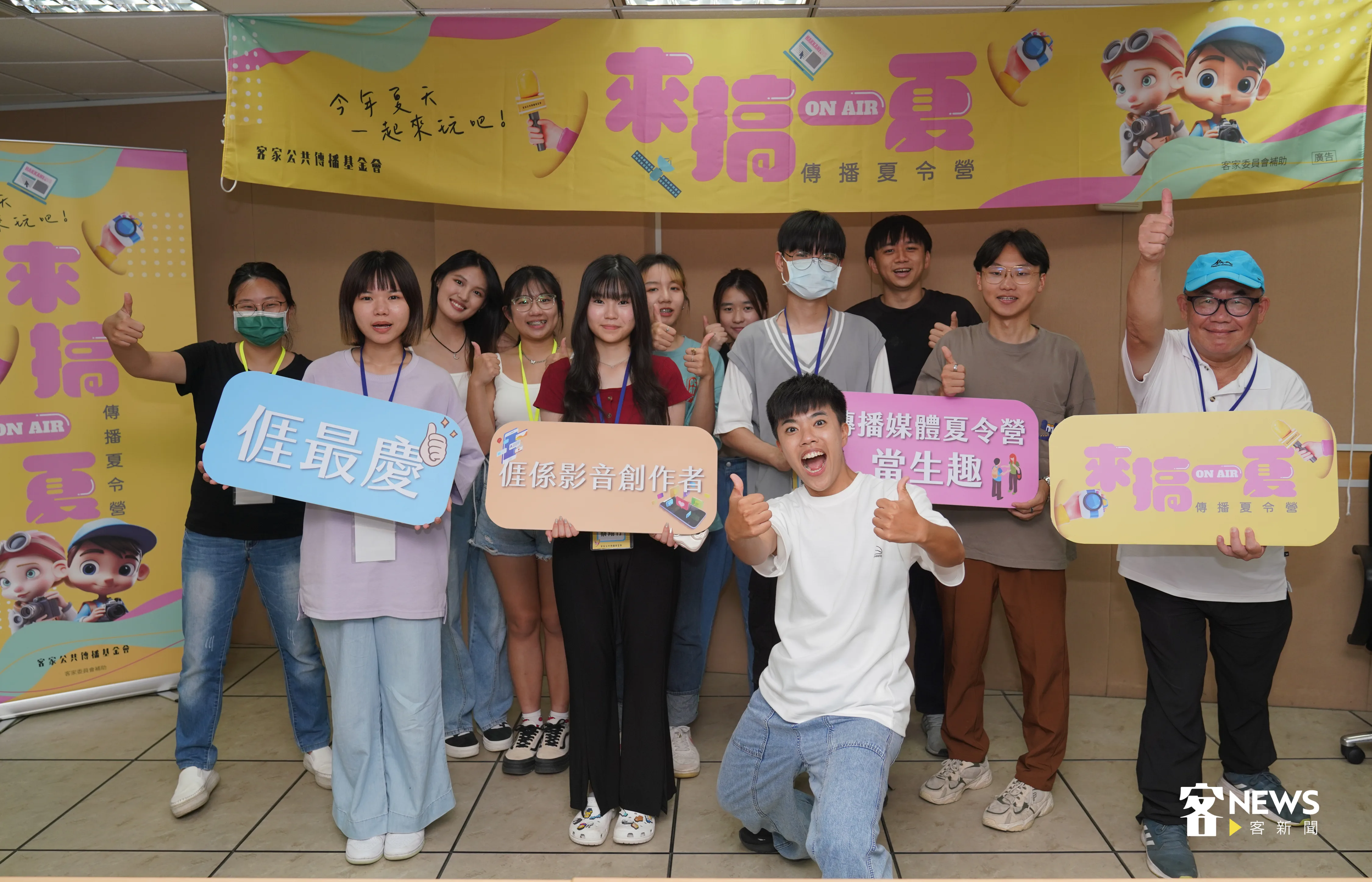 學員小隊輔與講師FISH合影。洪俊傑攝
