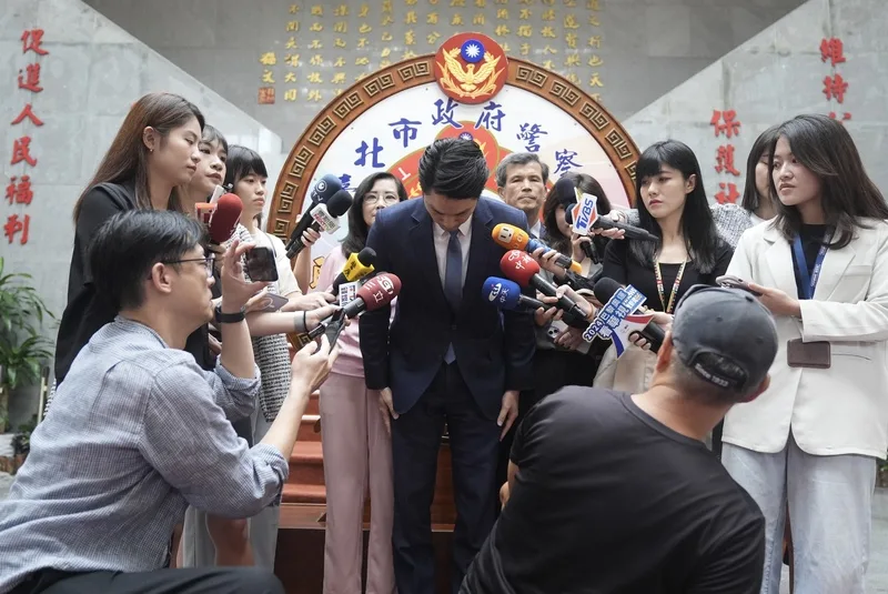 台北市長蔣萬安為幼兒園性侵案鞠躬道歉。中央社