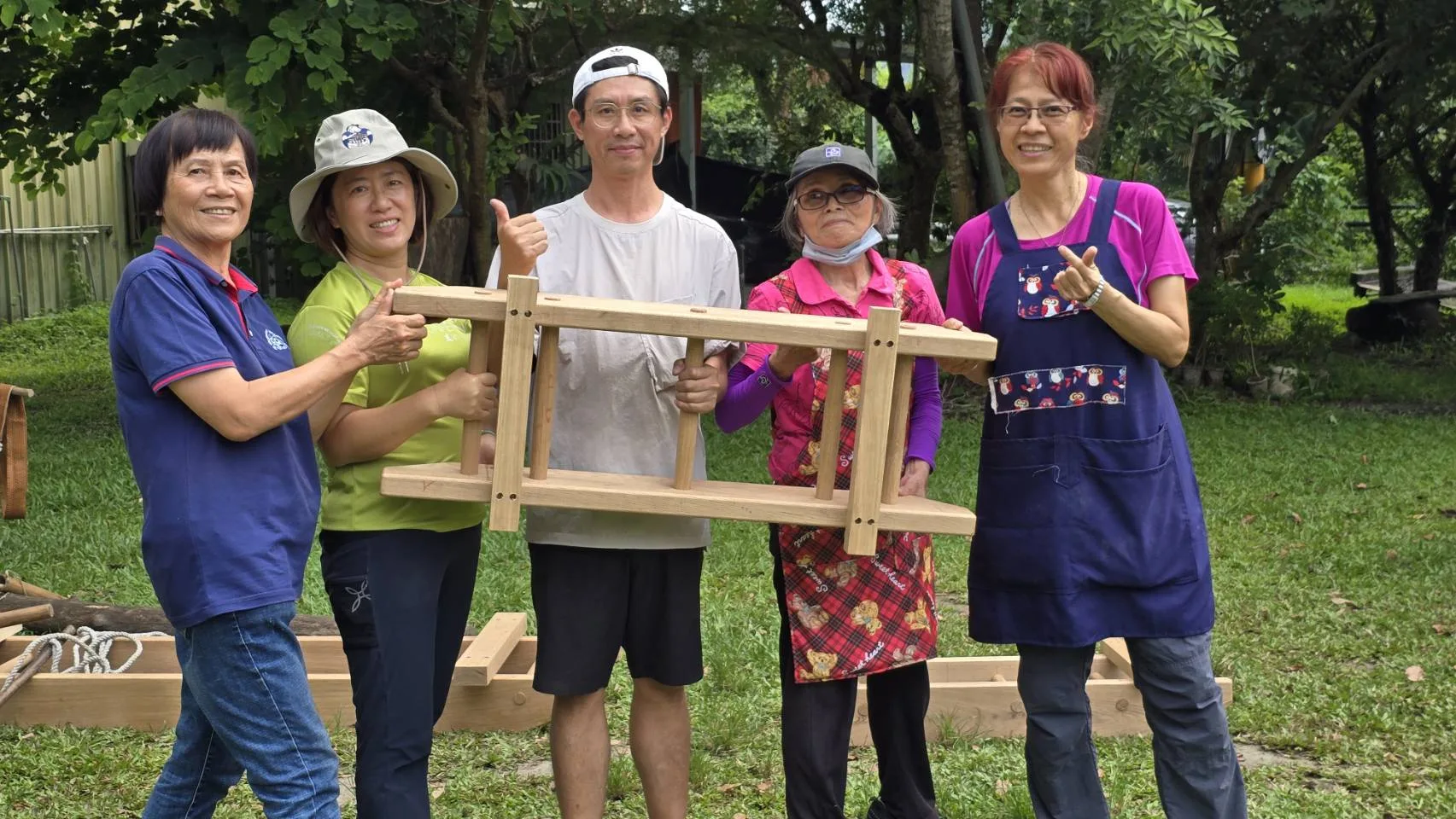 學員分組，一起製作複刻版木馬。高雄市客委會提供