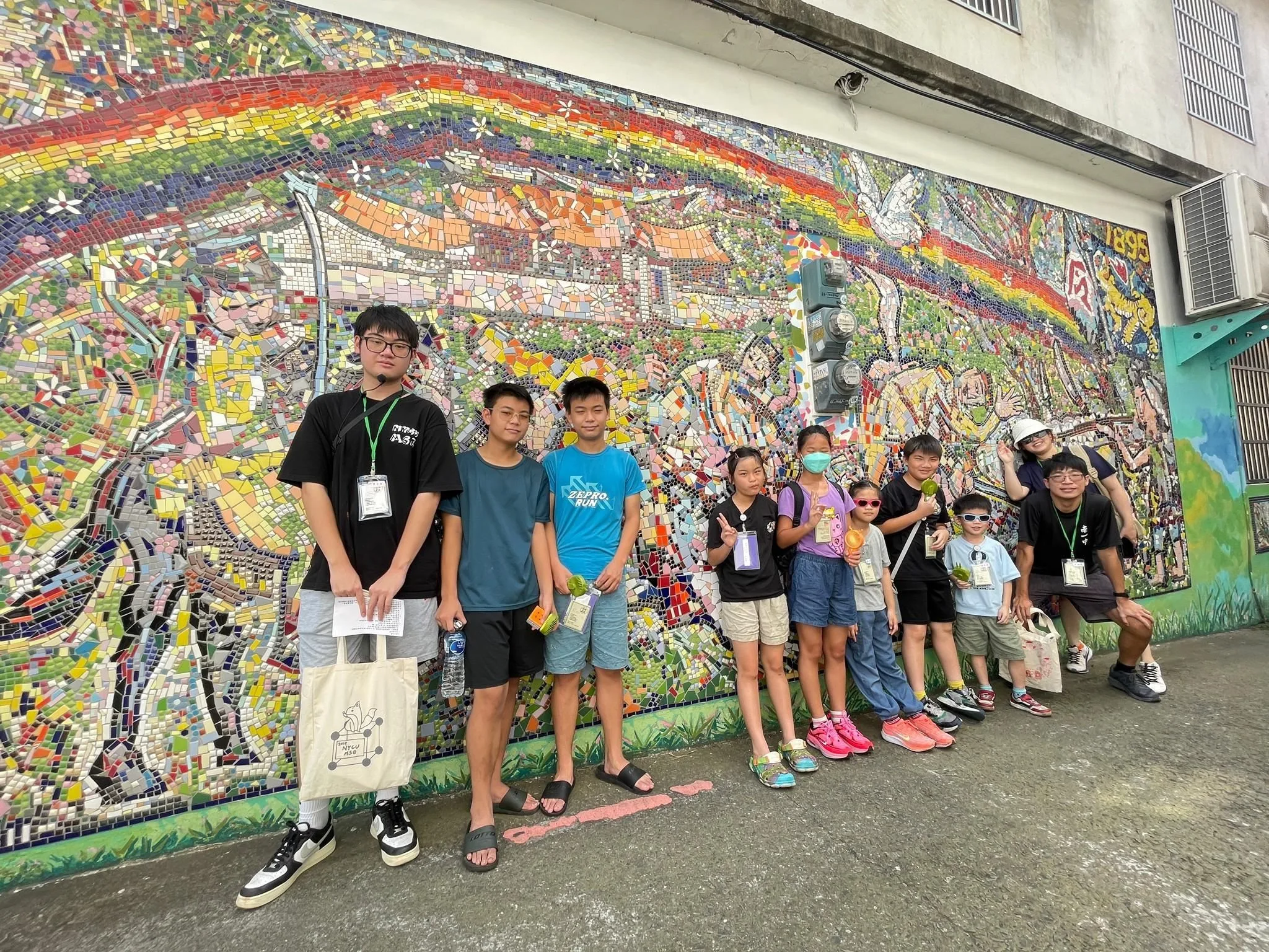 參與吳濁流文學小旅行的學員，以小記者身分探訪新埔多家百年老店。新竹縣政府提供