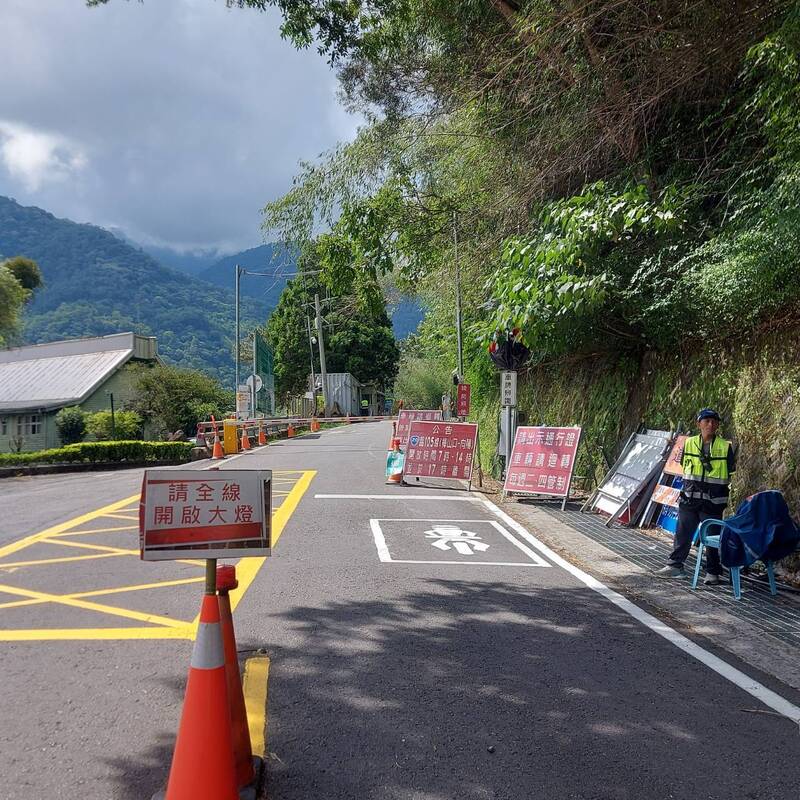 南橫公路、台20臨105線0K至44K（梅山口至向陽）路段，不排除24日實施預警性封閉。高雄市警察局六龜分局提供