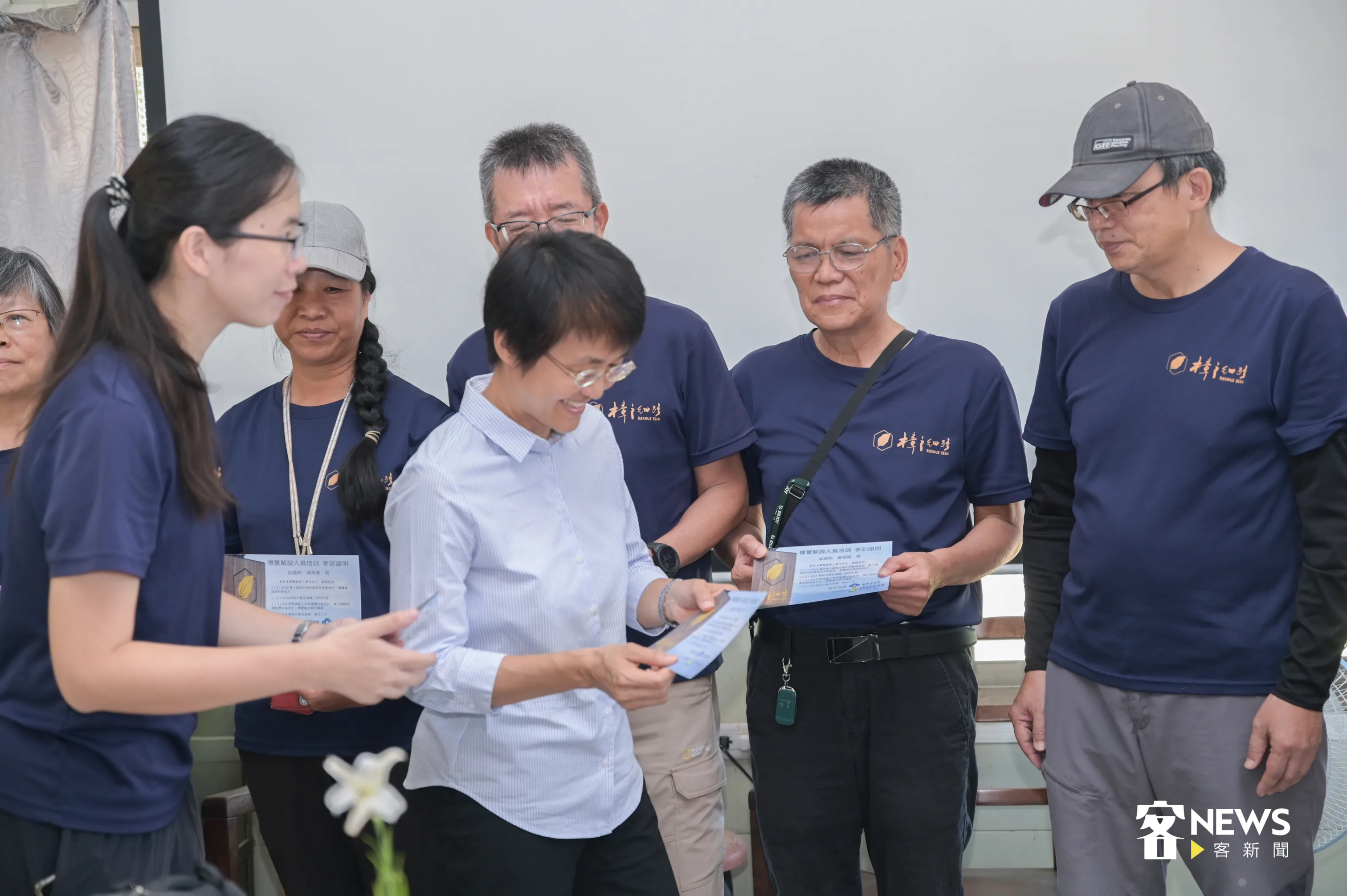 客委會主委古秀妃頒發解說員結業證書。洪俊傑攝
