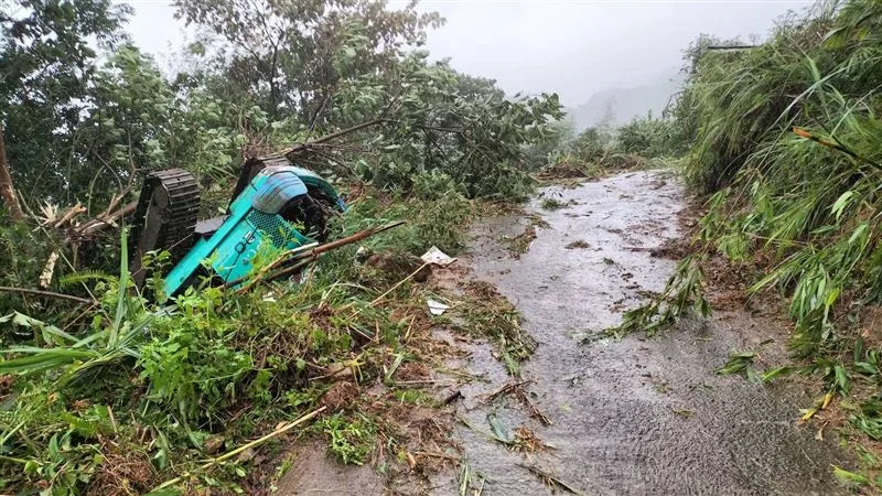 王金生駕駛挖土機到五寮山區，疑因產業道路土石鬆軟翻覆。翻攝畫面