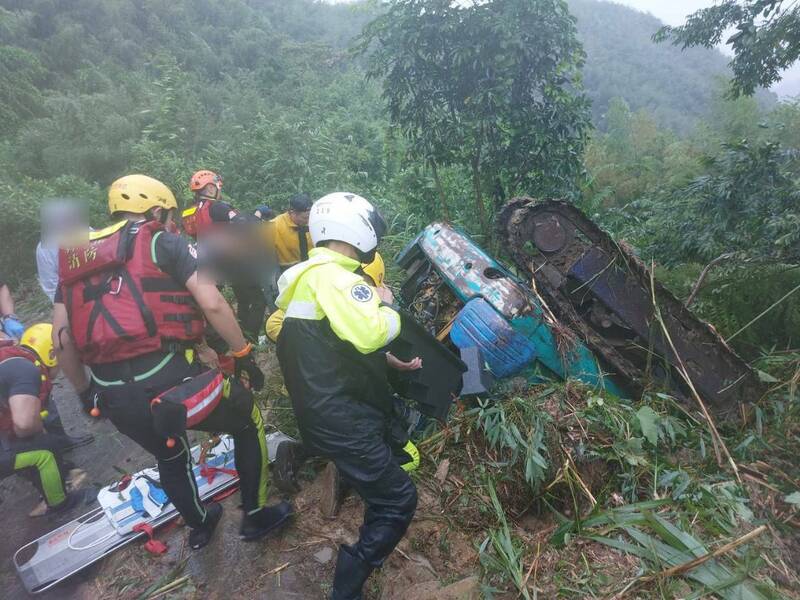 五寮里長王金生開挖土機到山區勘災時，不慎翻覆遭挖土機重壓，警消到場救援。翻攝畫面
