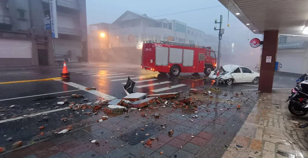 花蓮市區中興路一家超商前發生大樓女兒牆掉落、砸中臨停車輛意外釀1死1重傷。花蓮縣消防局提供