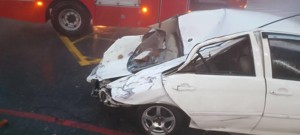 花蓮市區中興路一家超商前發生大樓女兒牆掉落、砸中臨停車輛意外釀1死1重傷。花蓮縣消防局提供