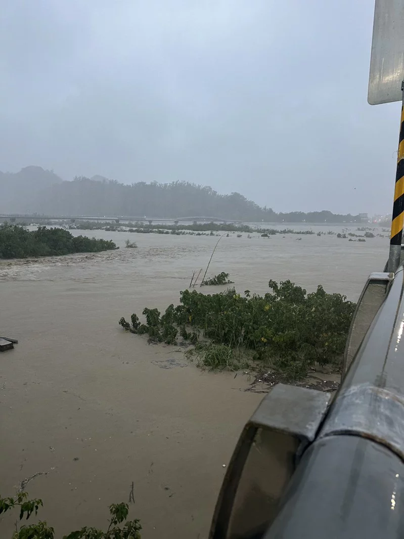 旗山溪溪水暴漲，台28線31k旗山區旗山橋今早6點實施封橋。公路局提供