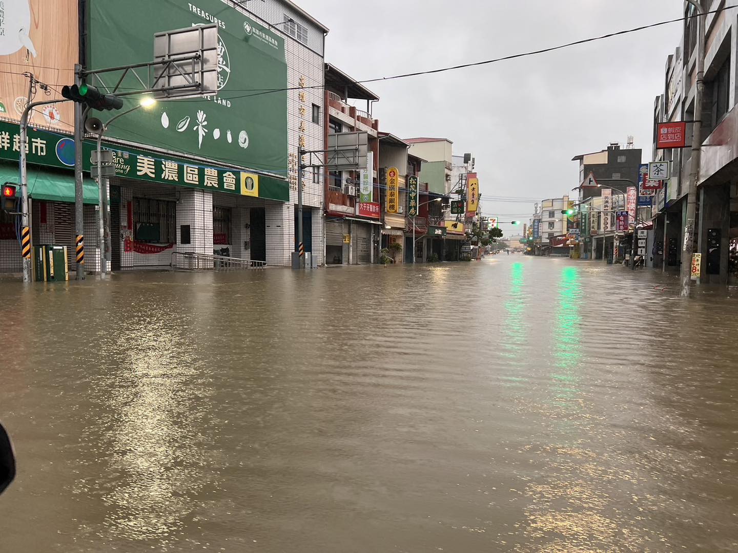 颱風凱米多地時雨量破百毫米　高雄美濃淹水、新旗尾橋封閉