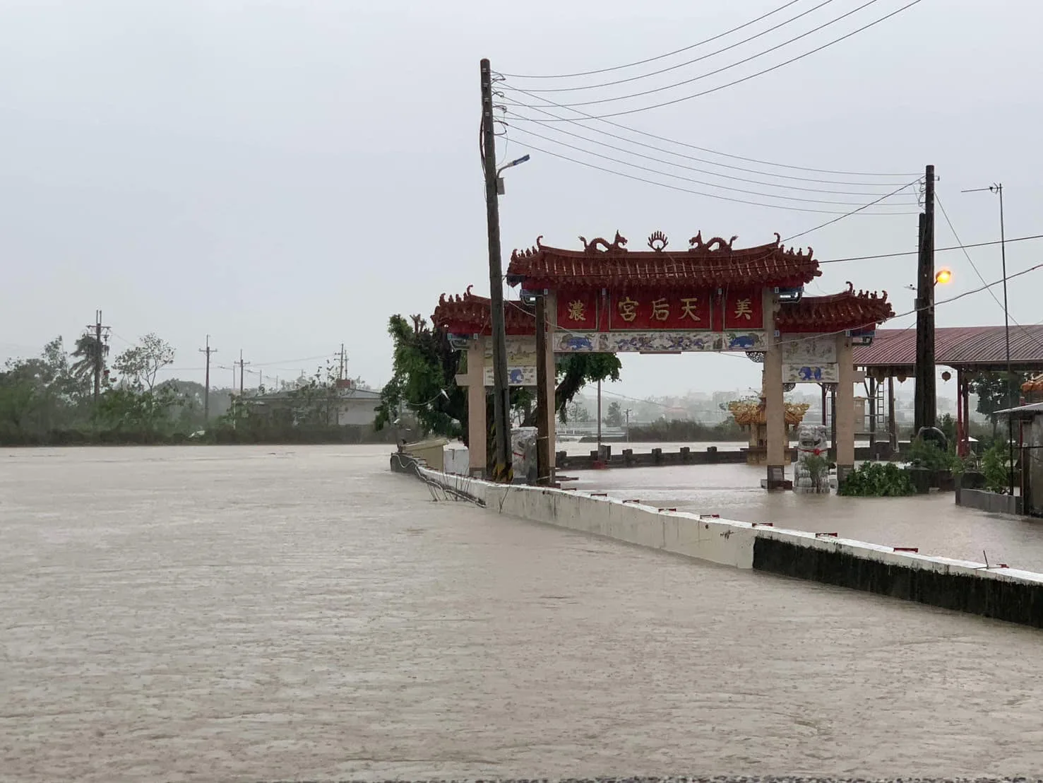 美濃天后宮前的美濃溪暴漲，水淹至廟前廣場。讀者提供