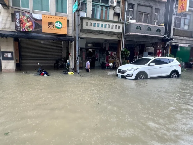 高雄愛河水位暴漲　鹽埕區車輛泡水一片汪洋