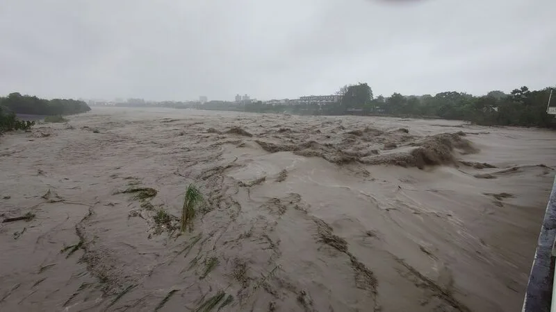 颱風凱米為嘉義縣帶來大雨,造成八掌溪水暴漲溢堤,中埔與嘉義市交界溪段,溪水高度已接近堤岸。中央社