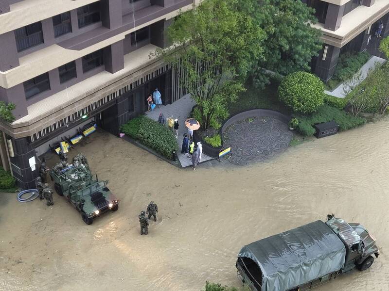高雄左營桃園路多處路面及地下室積淹水，海軍陸戰隊官兵立即派遣官兵前往支援，並架設相關抽水設備協助民眾。民眾提供