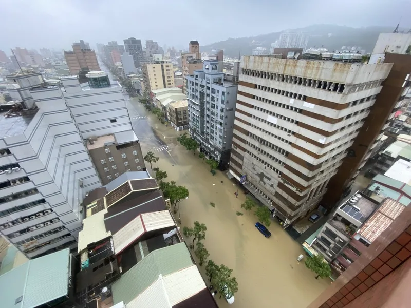 高雄市25日風勢、雨勢不斷，因愛河水位暴漲外溢，導致鹽埕區七賢三路成黃河一片。中央社
