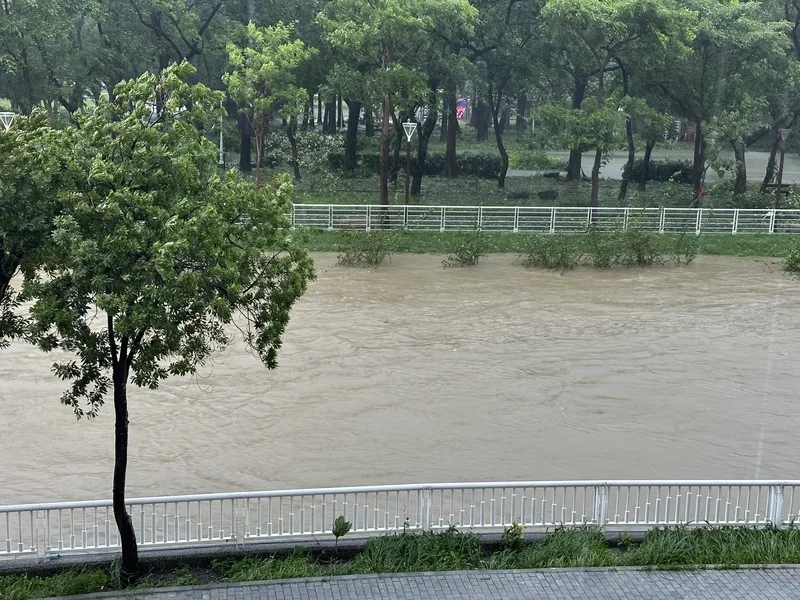 高雄25日風急雨驟，鳳山區、前金區、新興區、鹽埕區等都有多路段淹水，圖為鳳山區鳳山溪水位已滿至堤岸。中央社