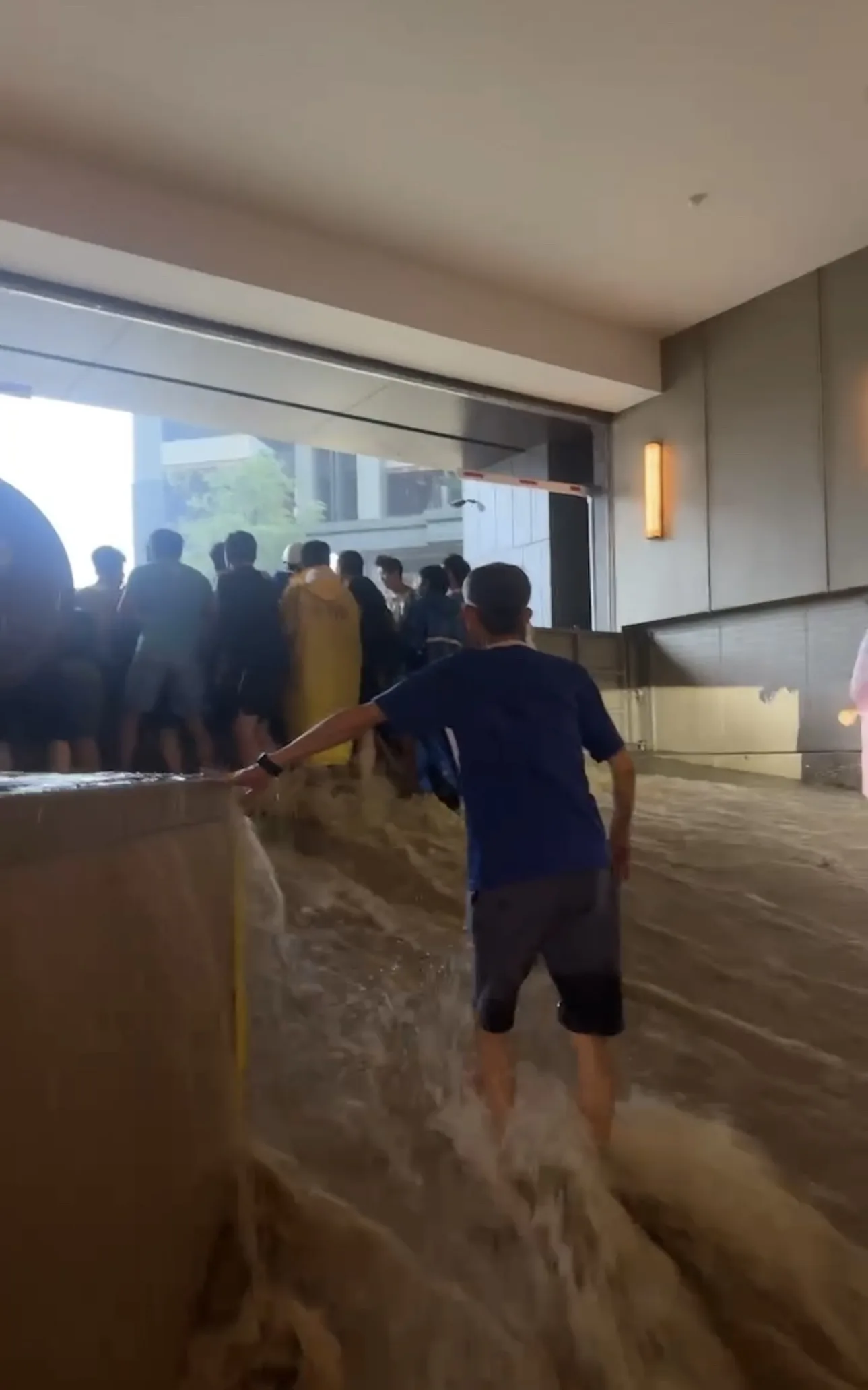 高雄市美術館區一帶淹水嚴重，大樓住戶自立擋水。民眾提供