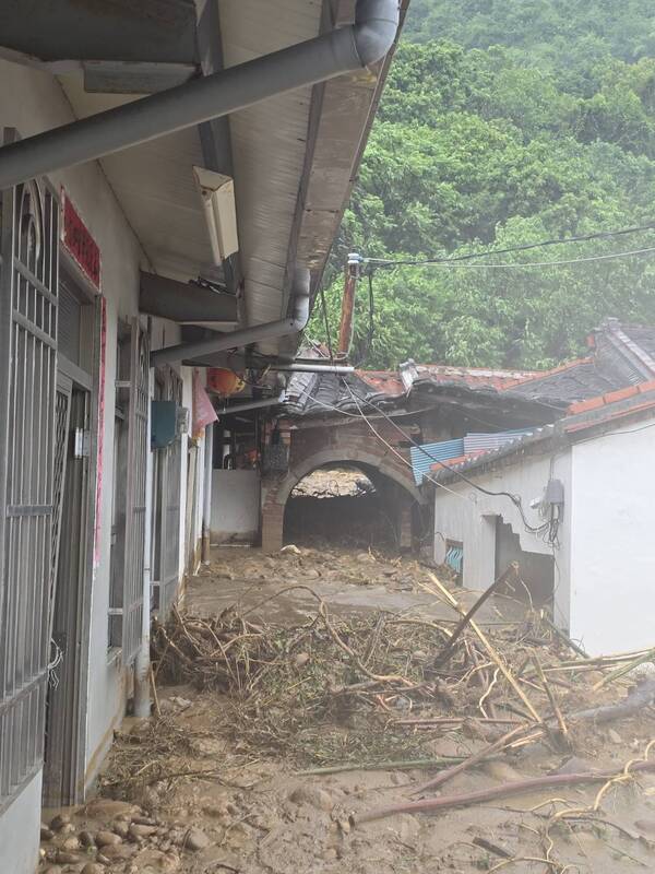 高雄市旗山區一間民宅25日下午遭土石流沖入，釀一死一傷。旗山分局提供