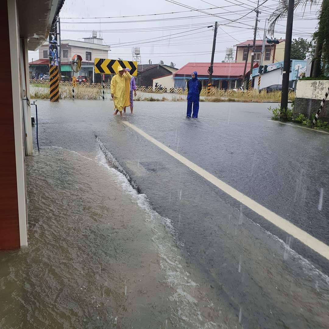 美濃鎮上今天上午受颱風環流影響，釀淹水災情，圖為民眾到屋外勘查災情。讀者提供