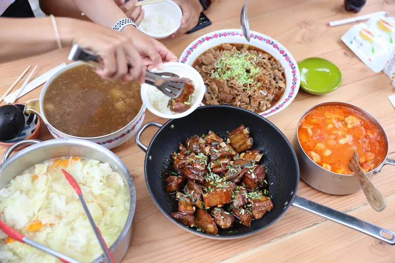 巴黎奧運台灣中繼站膳食公寓，廚師準備豐富的家鄉味美食。中央社