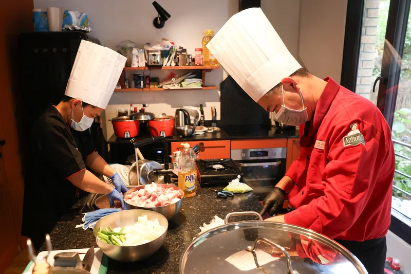 膳食公寓名廚坐鎮，準備多樣配菜及特色小食，協助選手在比賽期間用美食消解鄉愁。中央社