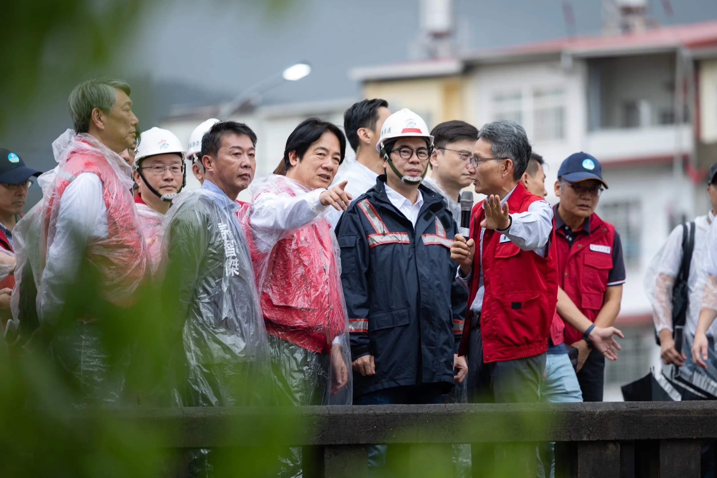 總統賴清德在高雄市長陳其邁陪同下，赴美濃勘災。總統府提供