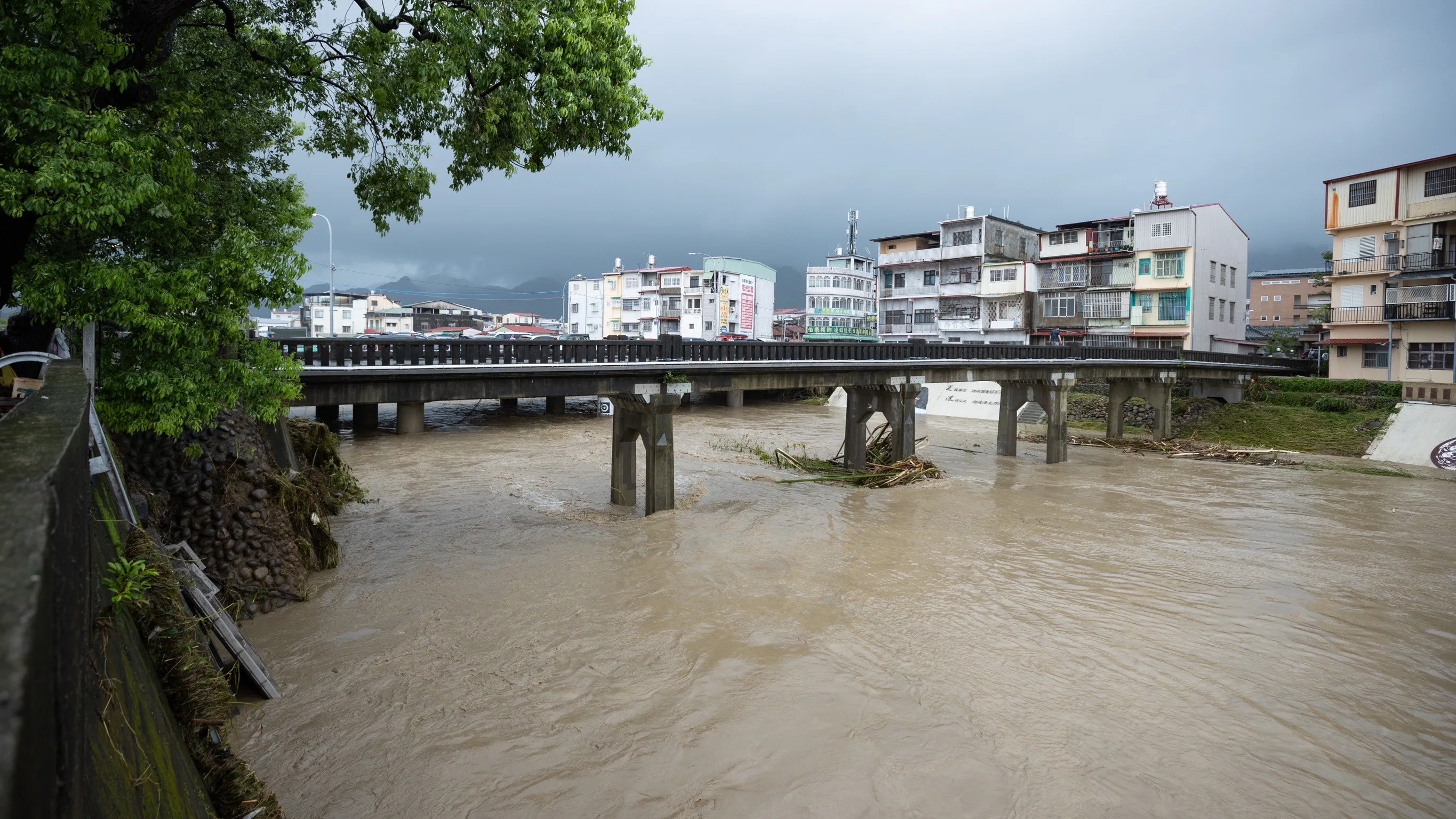 美濃市場旁的美濃溪，水位雖已退，仍然挾帶黃泥水流滾滾。總統府提供