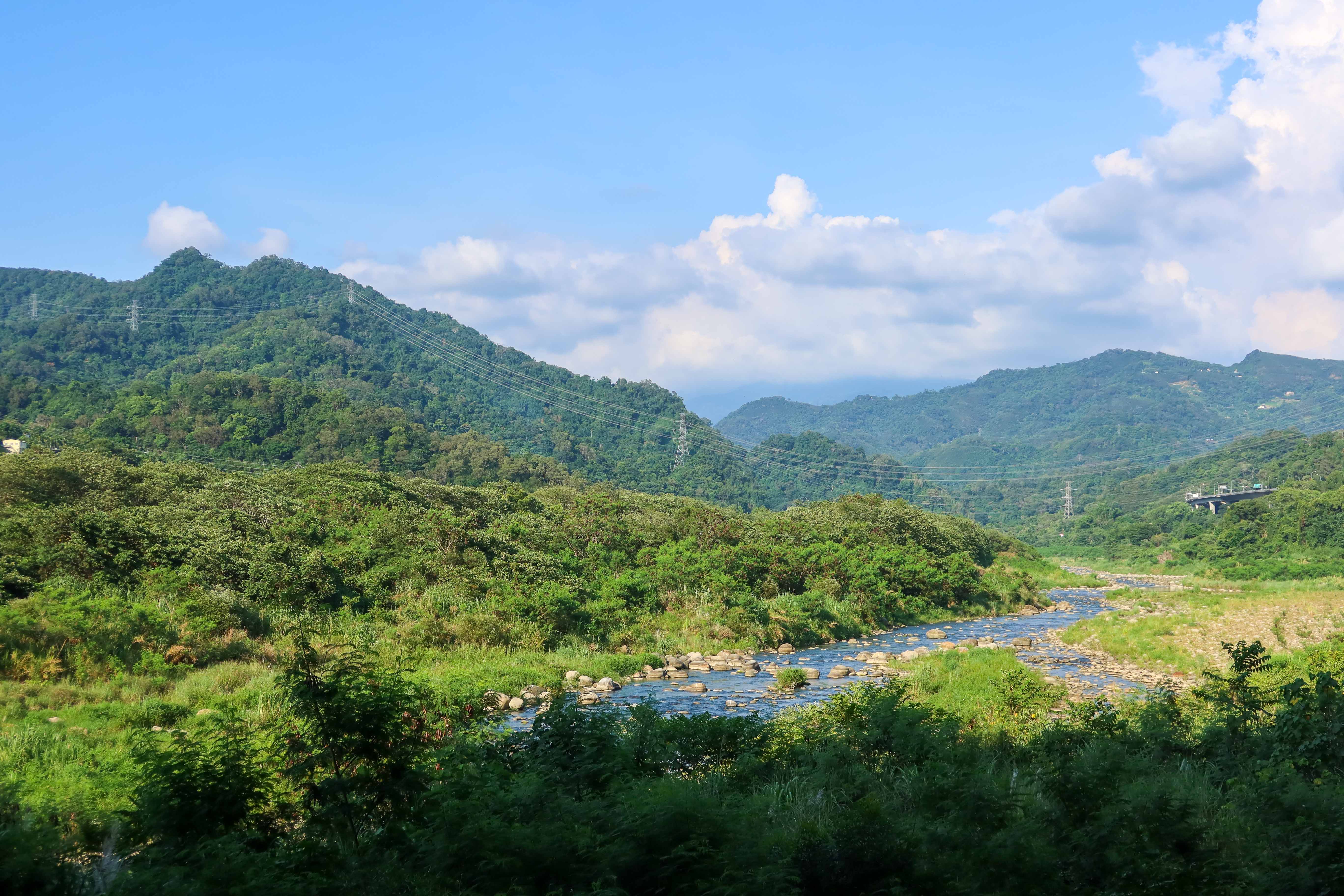 天花湖水庫若興建,將於後龍溪上游公館打鹿坑段建攔河堰,開鑿引水道引後龍溪水到天花湖。圖為後龍溪打鹿坑段河面。何來美攝