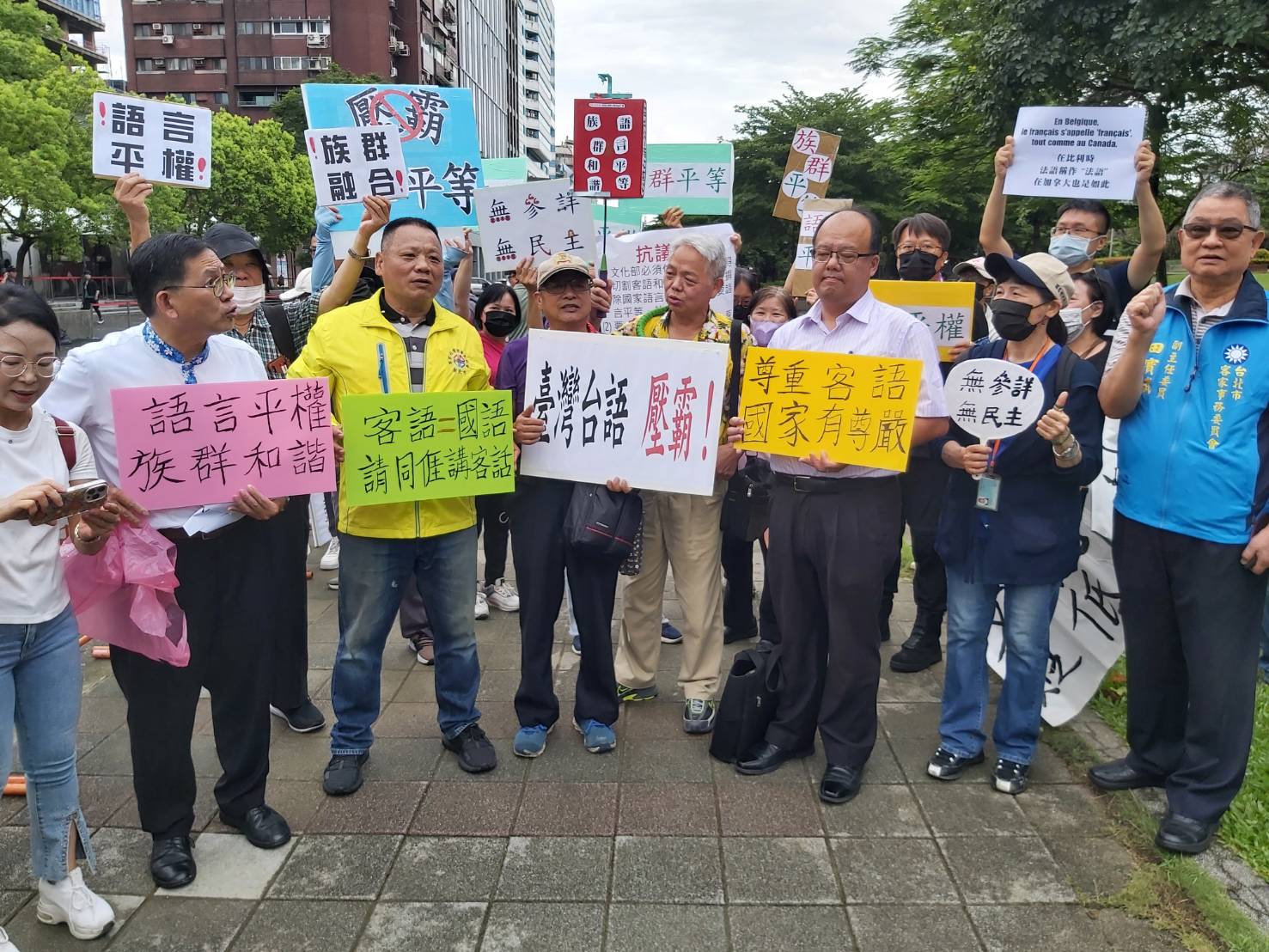 羅肇錦、梁榮茂等教授與客家大老到場抗議。謝國玄攝