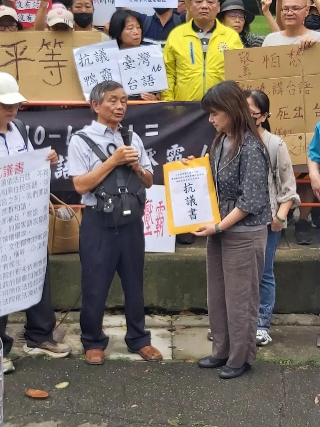 文化部政務次長李靜慧在場接受抗議書。謝國玄攝