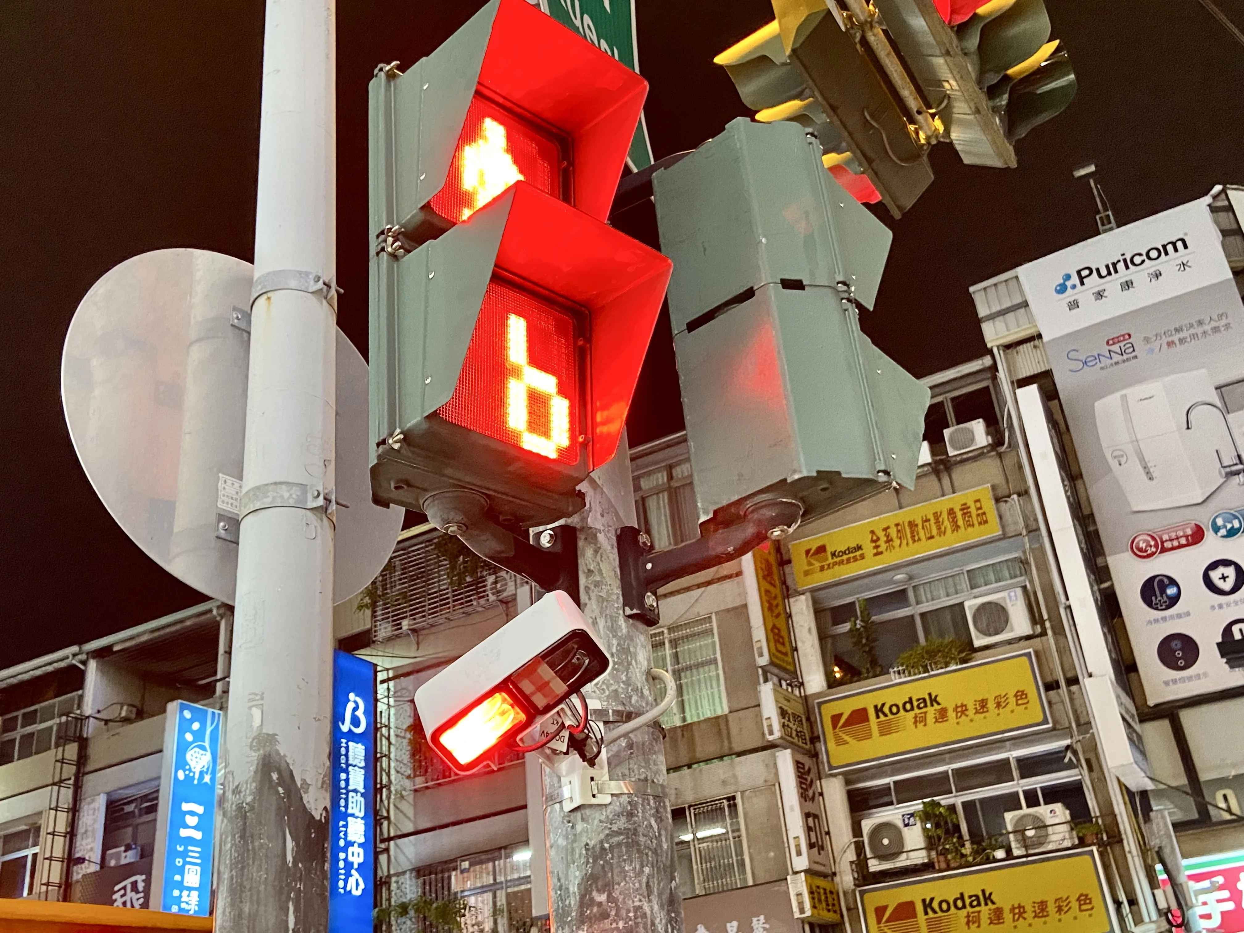 投影式紅綠燈具備不用挖路、隨裝即用的優點。台中市政府交通局提供