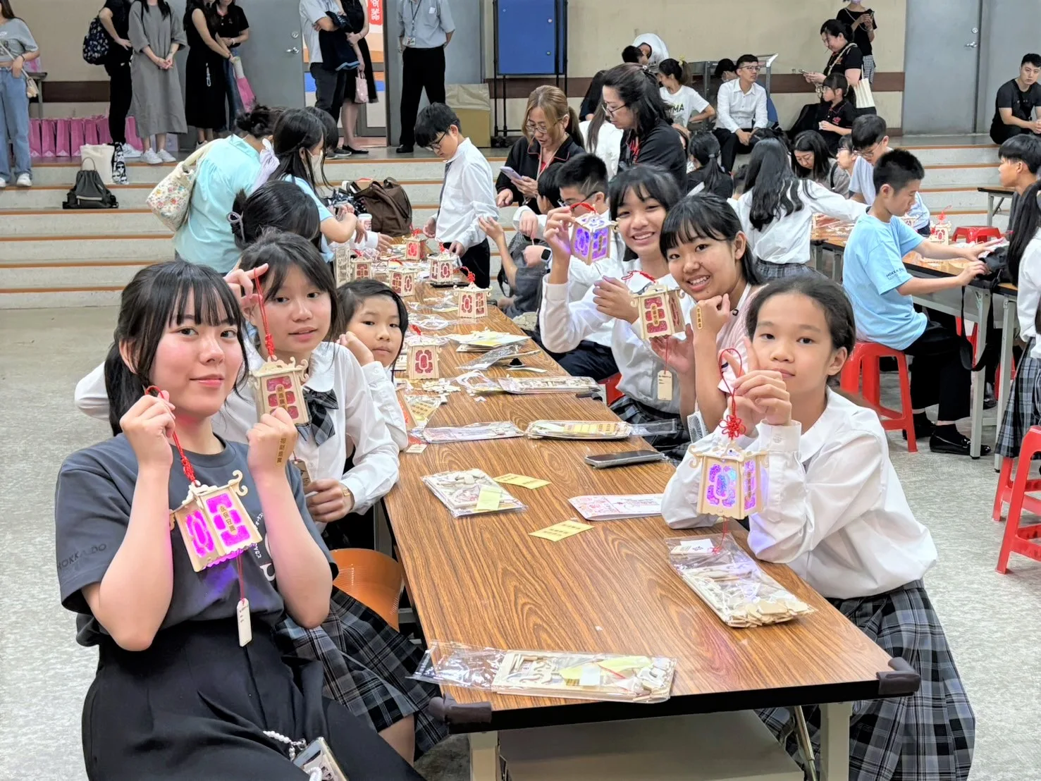 表演後台日團員們一起參觀園區，體驗客家花布竹燈籠手作DIY。新北市客家局提供
