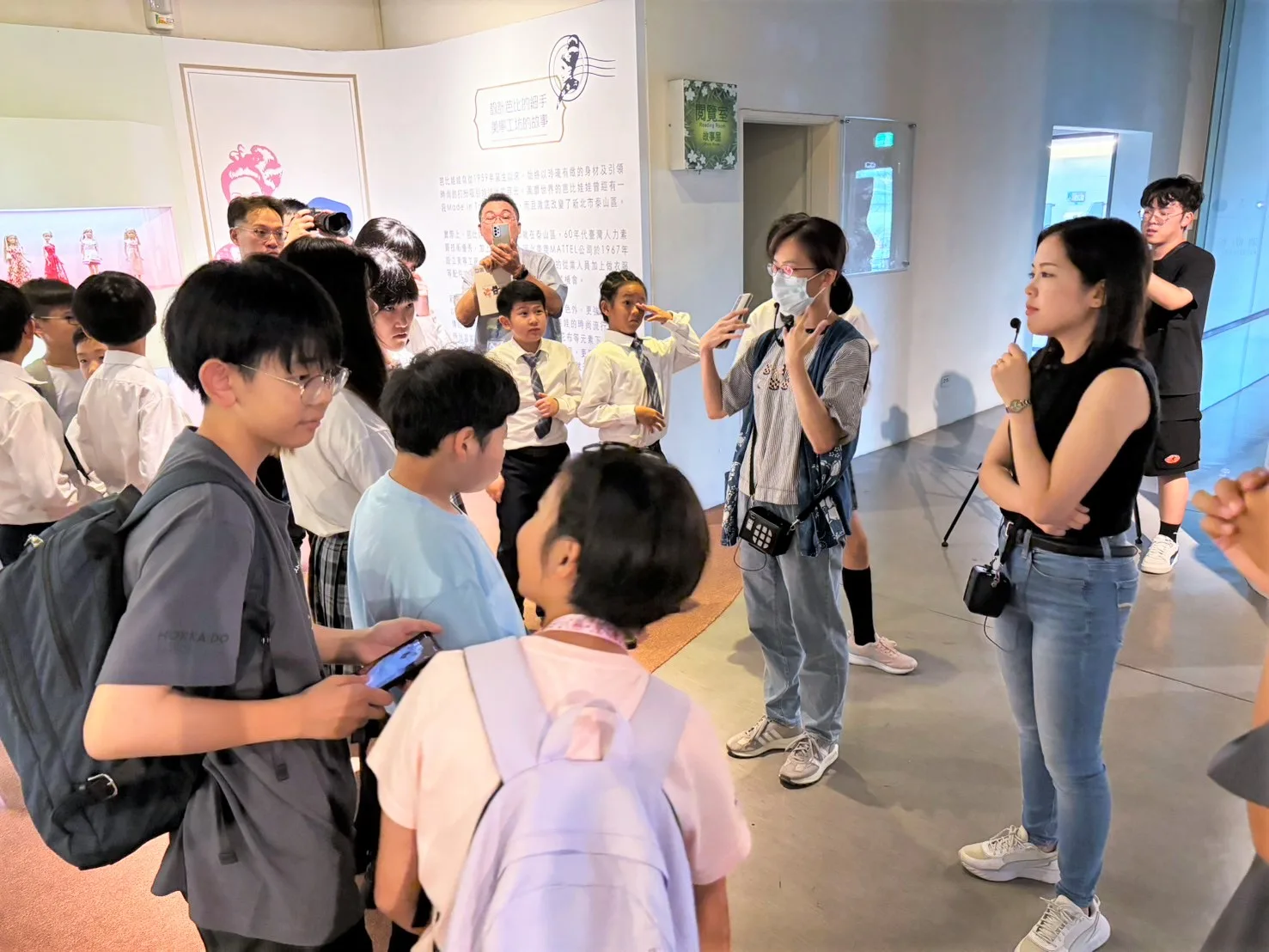 遠道而來的日本同學們參觀客家文化園區，了解不同面向的客家特色。新北市客家局提供