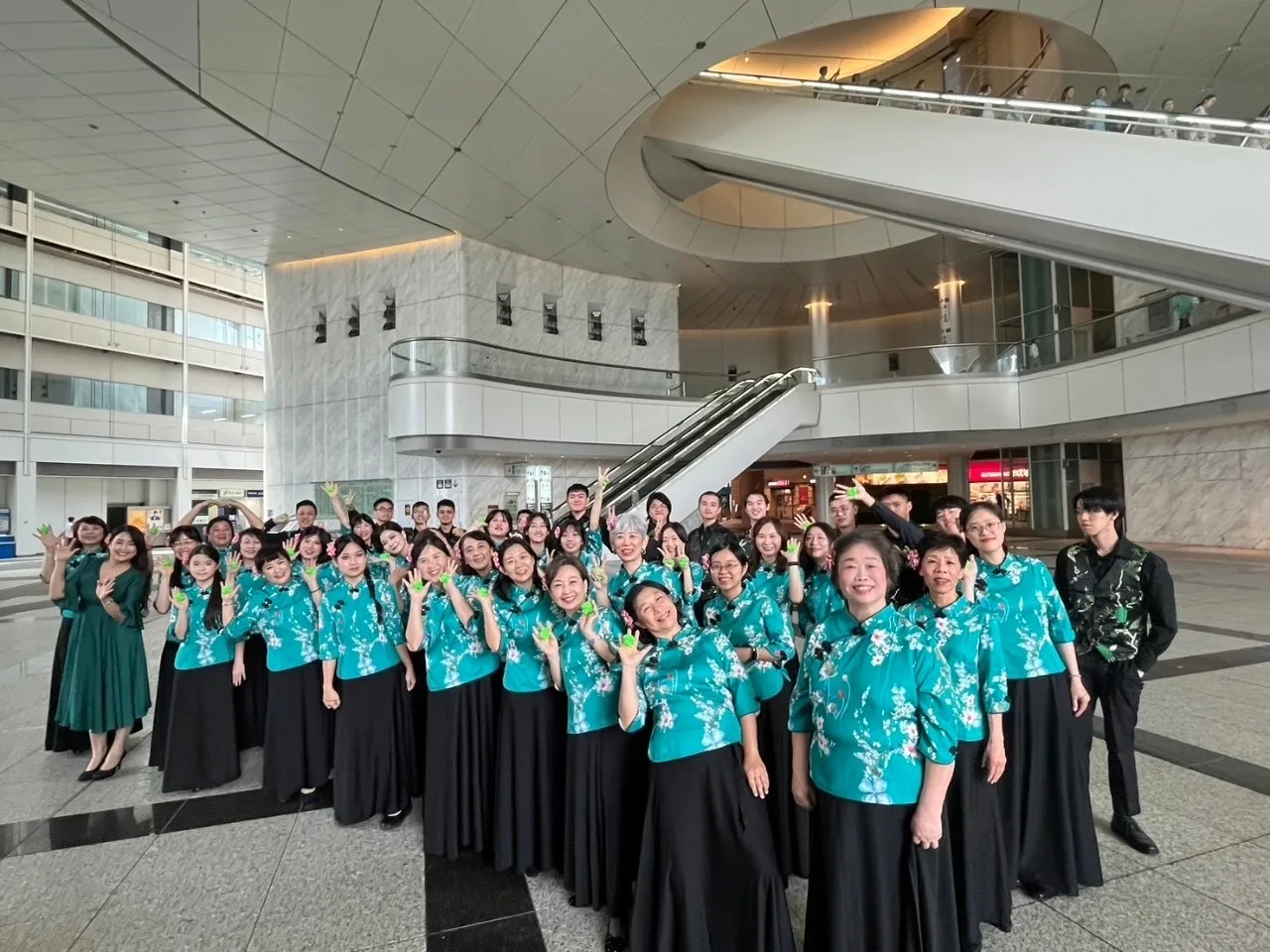 《就是女聲Her Voice Choir合唱團》演唱客家歌謠《落水天》榮獲東京國際合唱大賽民謠組金牌。客委會提供