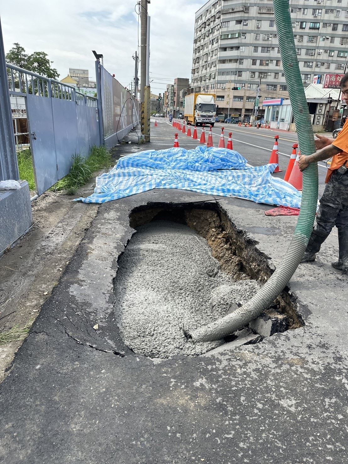 苗栗後龍一處建案旁馬路出現大天坑,縣府回填灌漿。苗栗縣政府提供