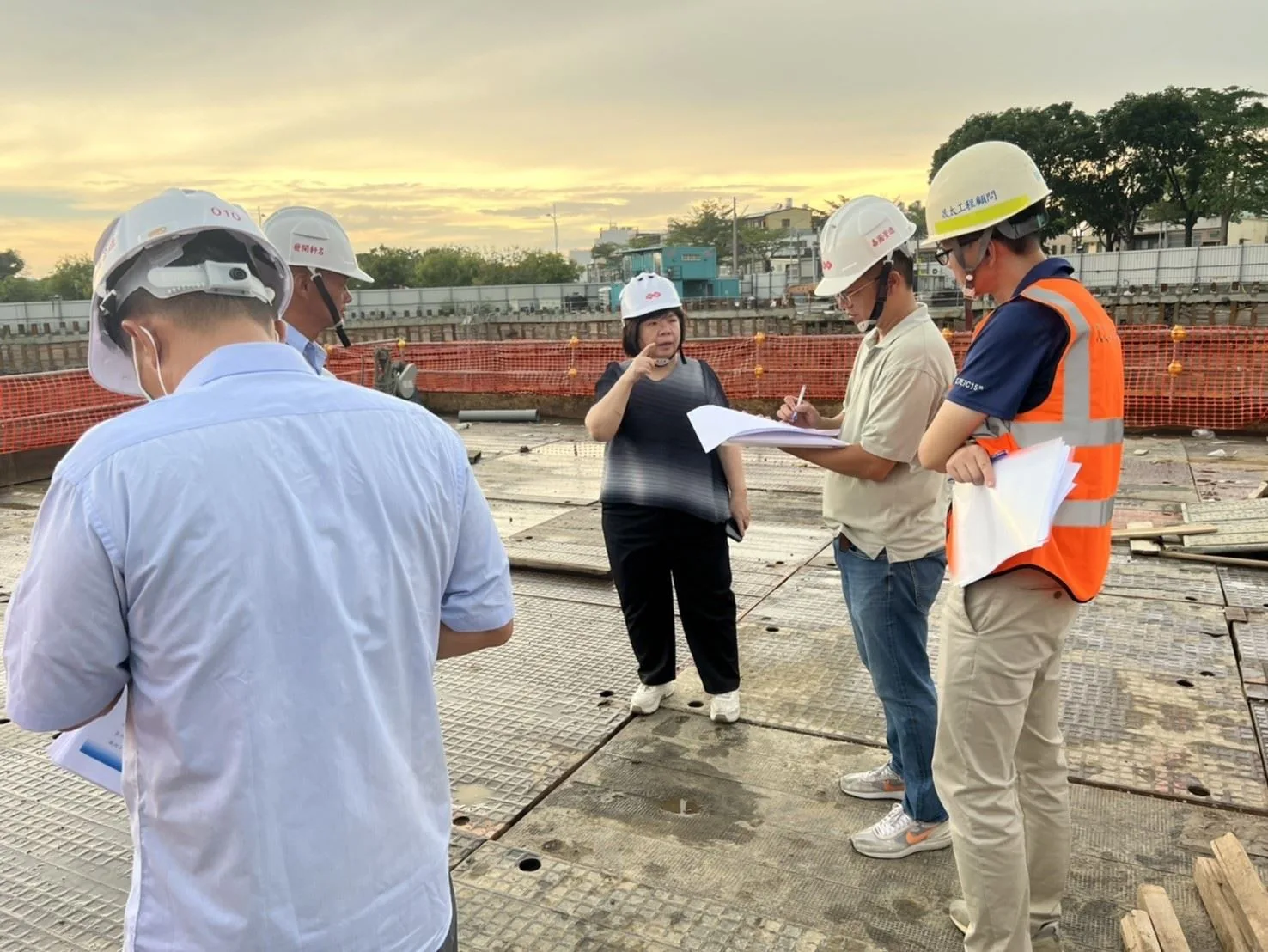苗栗縣政府接獲後龍鎮公所提報天坑事件後,派員到場勘查。苗栗縣政府提供