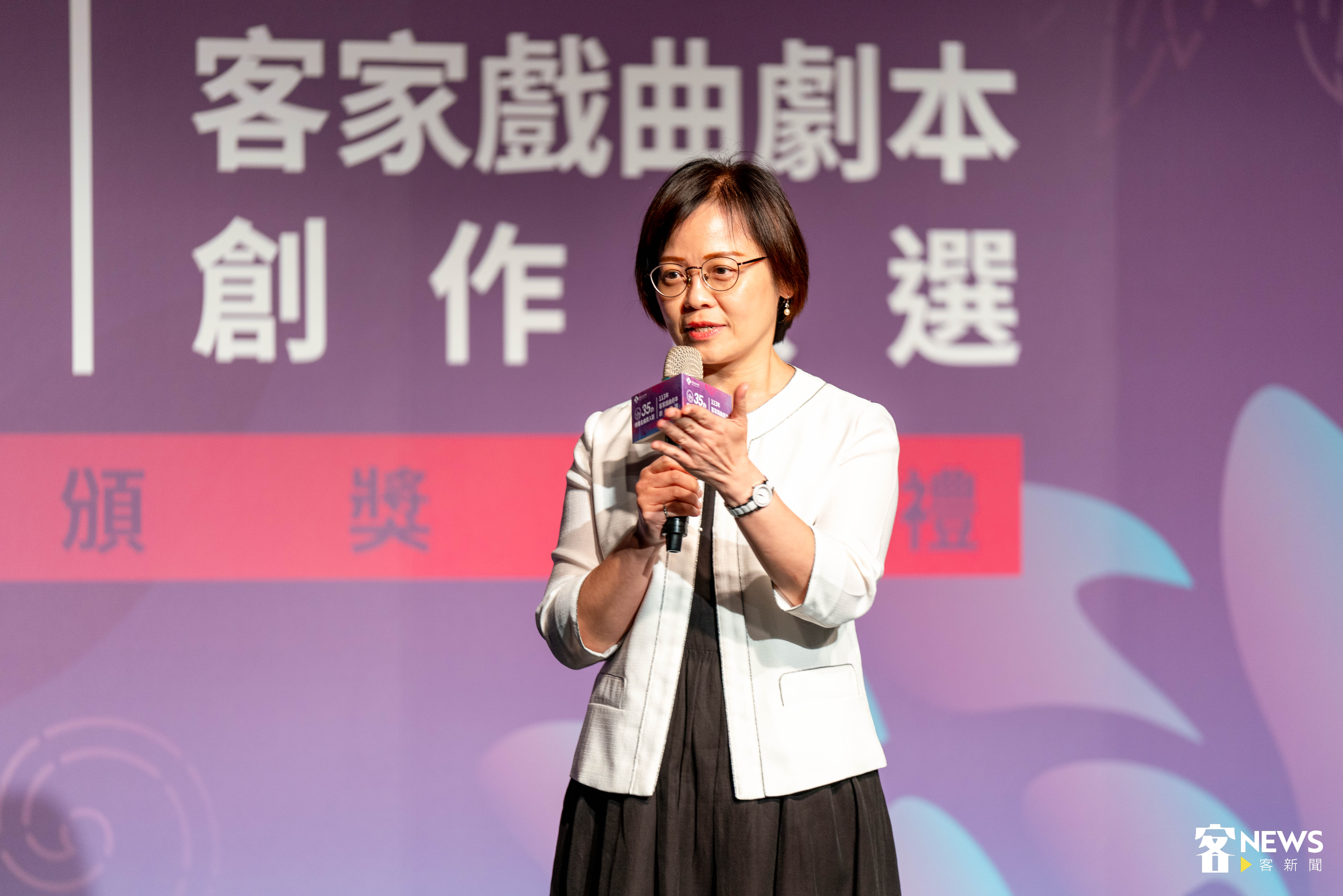 客委會主任秘書廖育珮(左)表示,今年劇本創作徵選得獎者相當多元,期盼年輕後生的投入,能為客家傳統戲曲帶來全新風貌。范修語攝