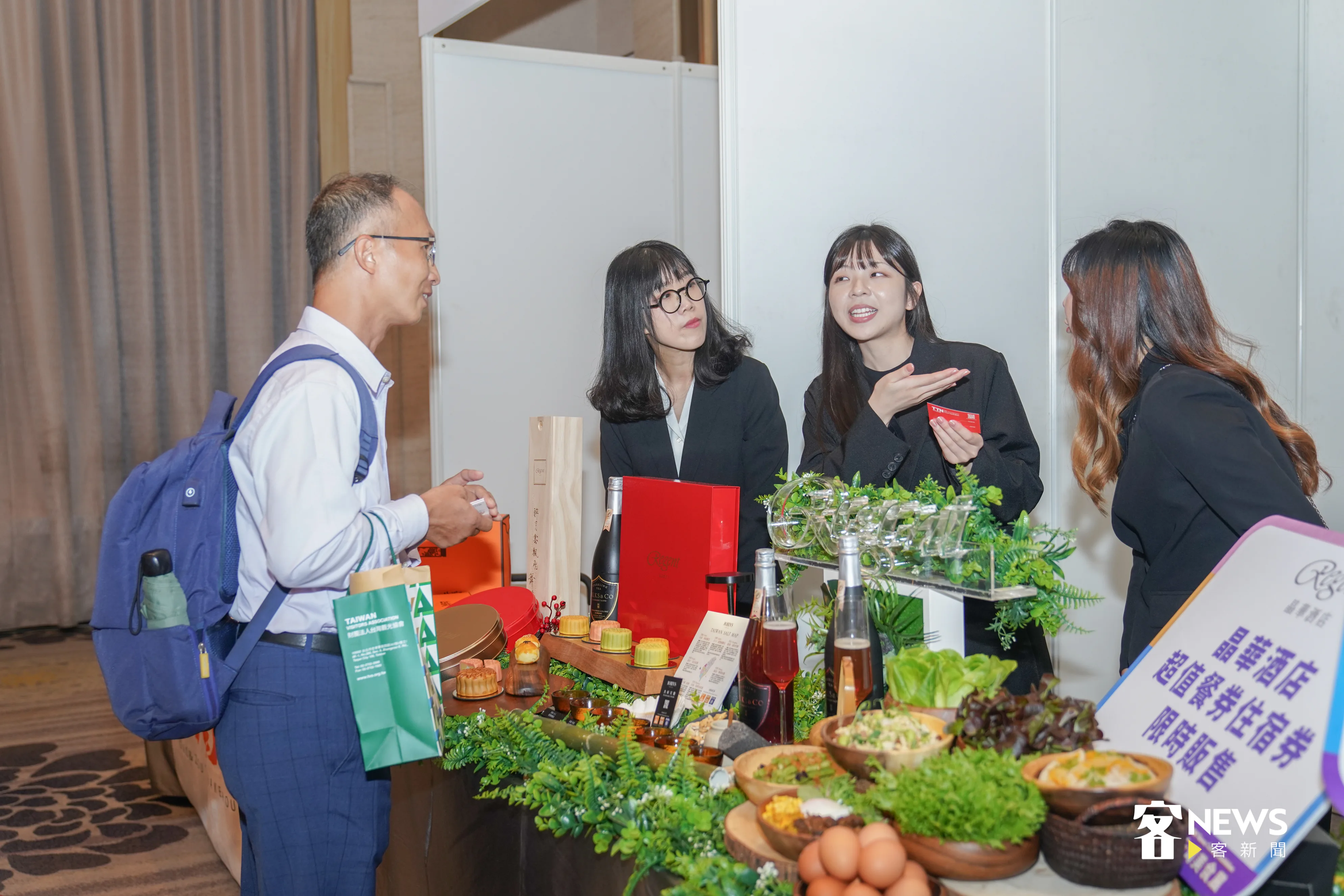 台灣美食展業者也祭出督優惠方案，吸引顧客上門。洪俊傑攝