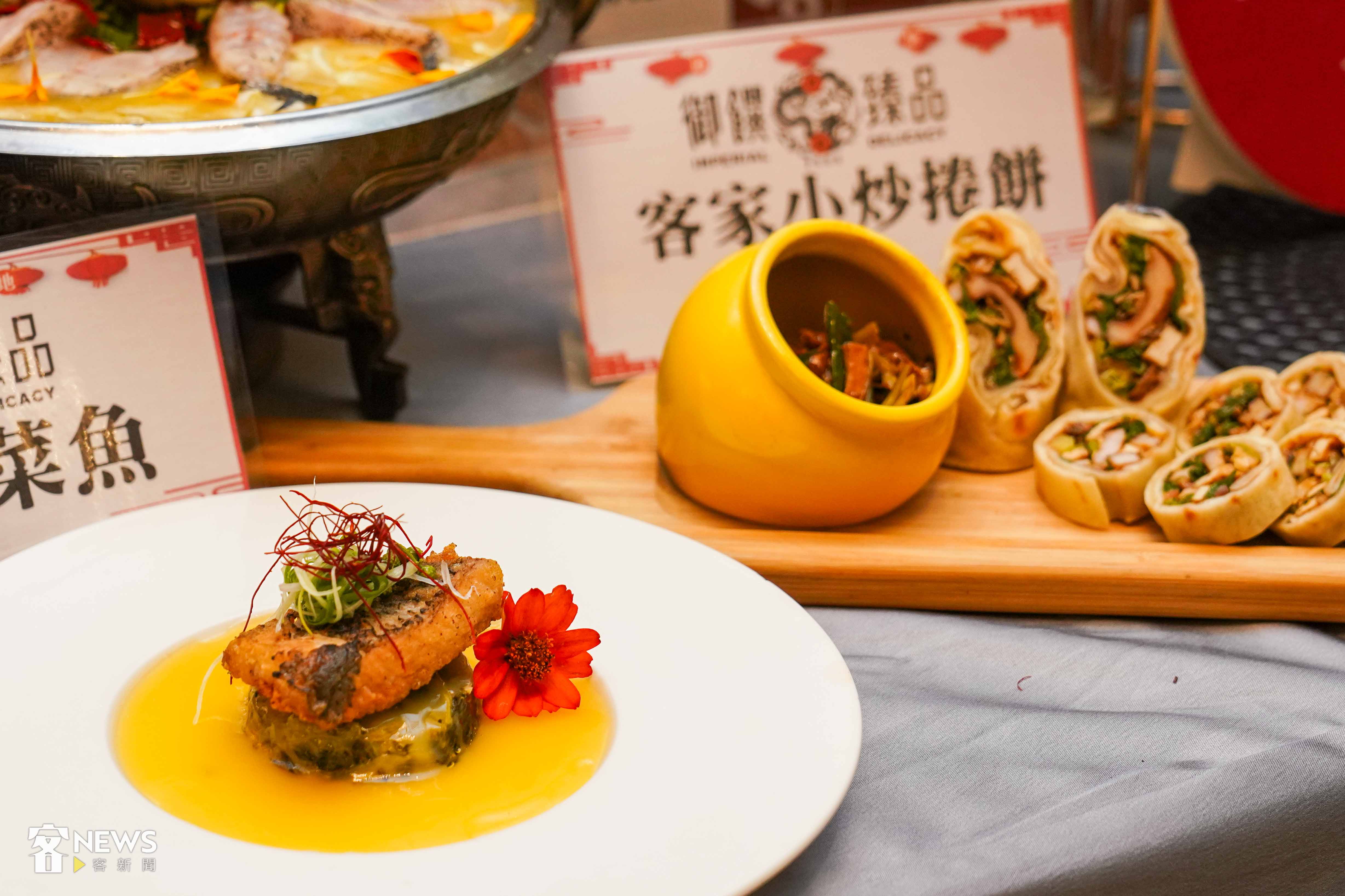 台灣美食展限定的客家酸菜魚及客家小炒捲餅。洪俊傑攝