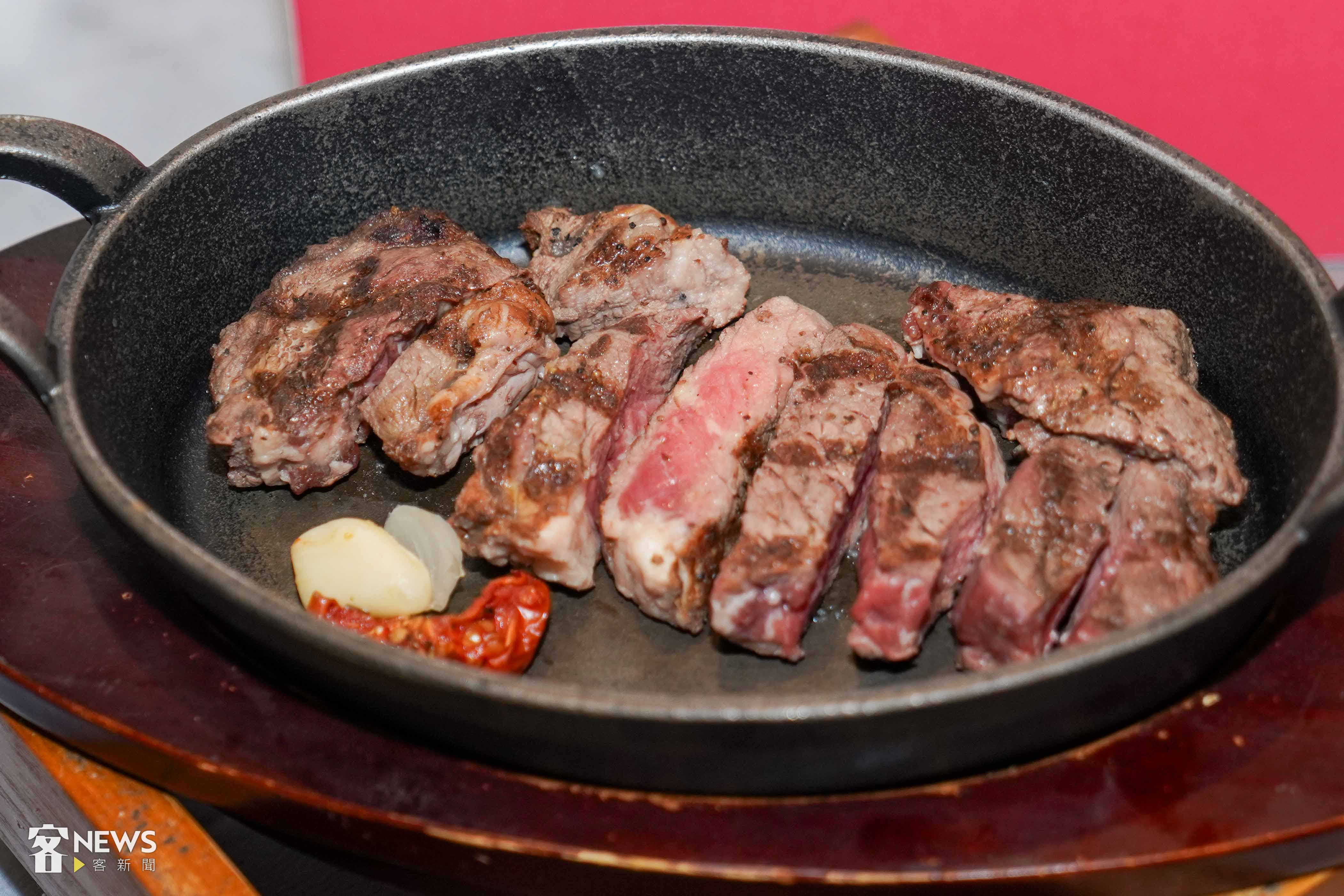 台灣美食展即將在週五登場，業者推出米其林牛排吸引饕客目光。洪俊傑攝